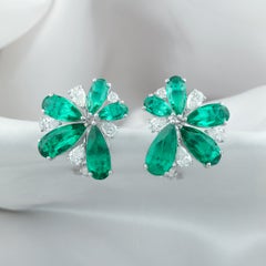 Orecchini a grappolo floreale con smeraldo dello Zambia da 13,43 ct e diamanti da 2,31 ct, in oro bianco 18 carati
