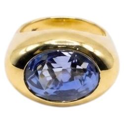 13,43 Karat. Signetring mit einem unbehandelten, ovalen Ceylon-Saphir im Step-Cut-Schliff