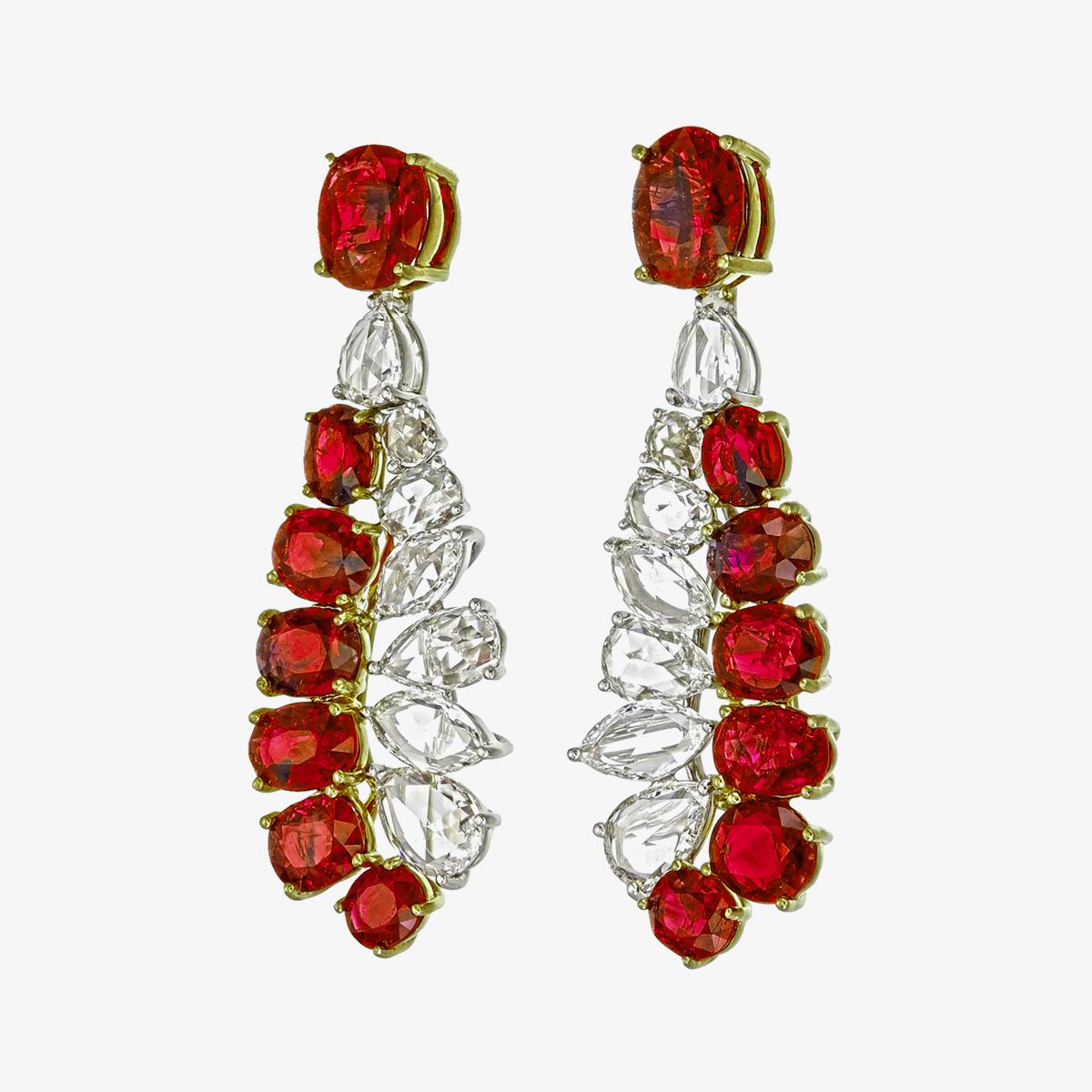 Gli eleganti orecchini con rubino birmano e diamanti di REWA jewels sono realizzati a mano in oro bianco 18 carati.

Ha 14 pezzi di rubini Burma No Heat del peso di 13,44 carati circa. Rubini di questi colori e dimensioni sono rari da trovare. 

Gli