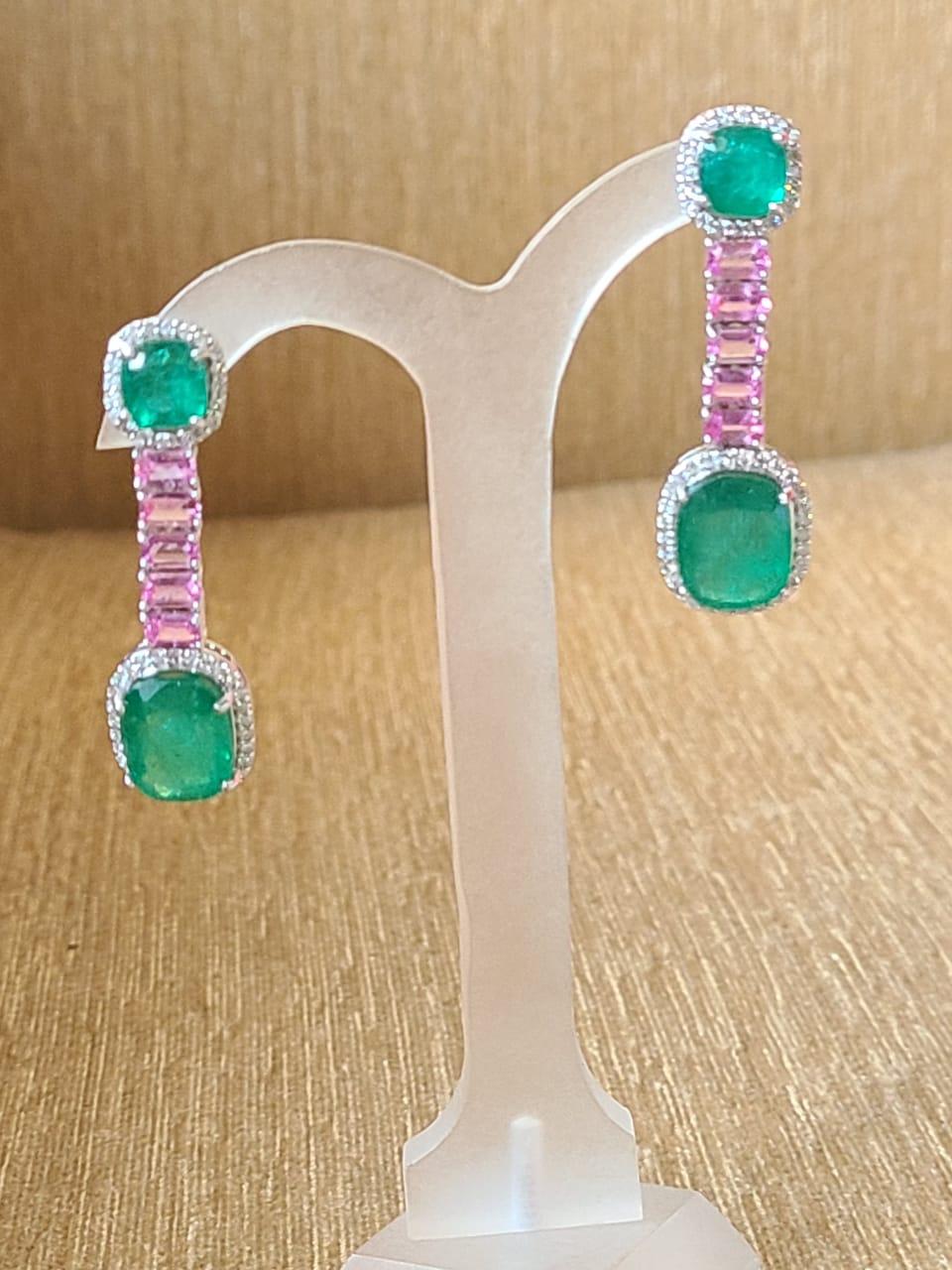 Pendientes Colgantes de Esmeralda de Zambia, Zafiro Rosa y Diamantes, 13,44 Quilates en Nuevo estado para la venta en Hong Kong, HK