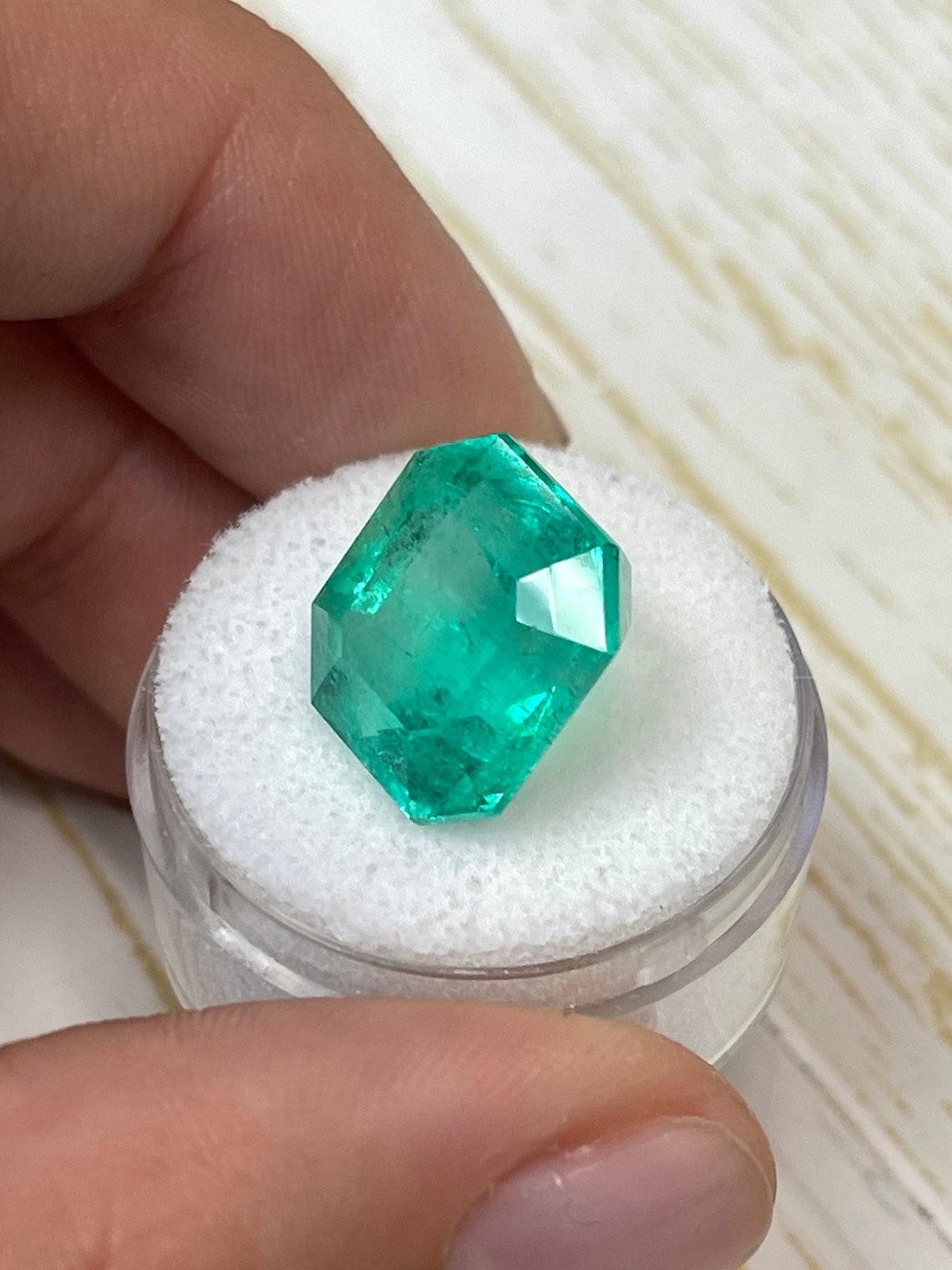 Modern 13.46ct Dark Green Asscher Cut Colombian Gem 14.5x14 Genuine May Birthstone For Sale