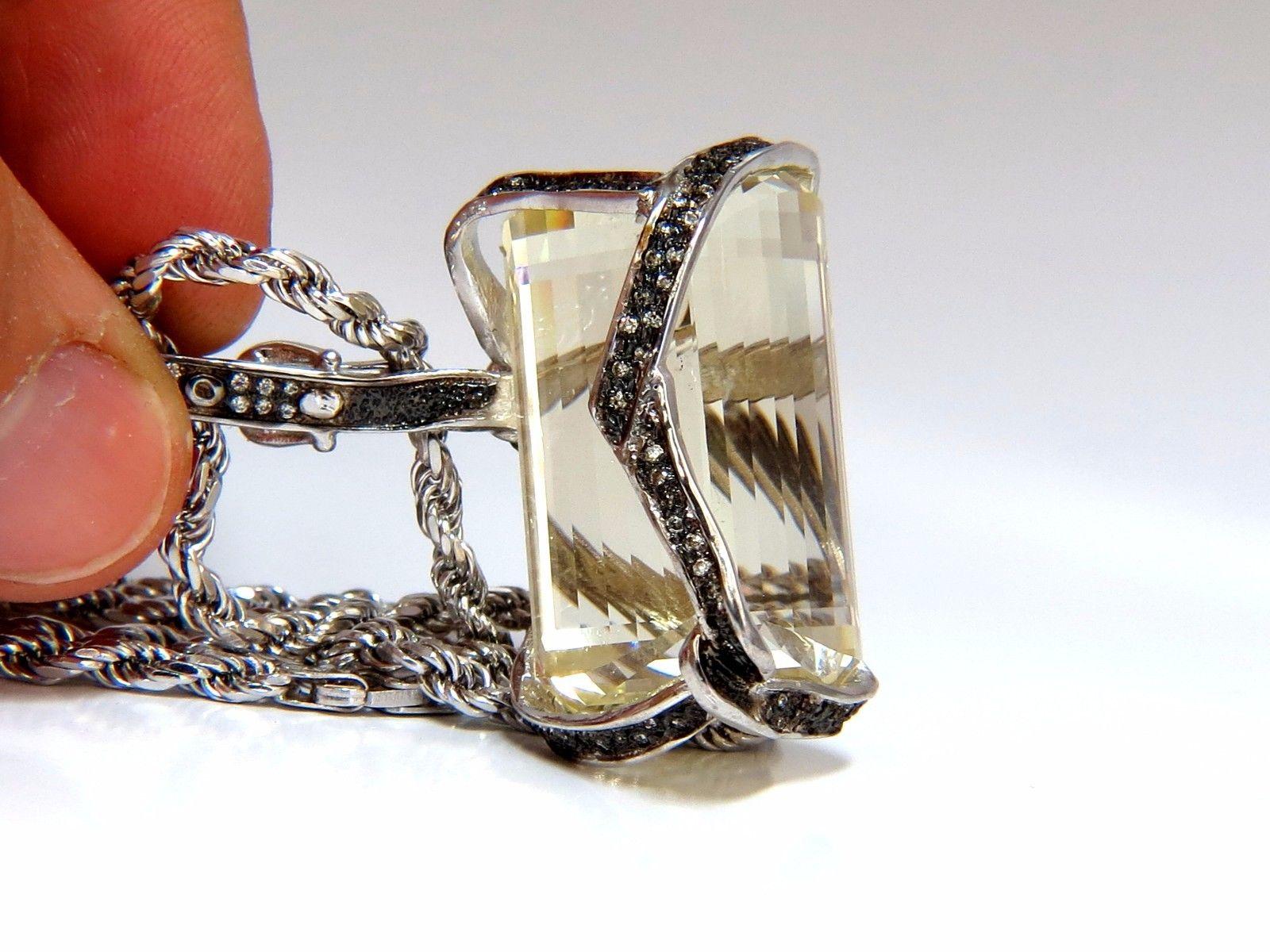Ciondolo deco con frusta da cintura naturale GIA. 

1,33 ct. di spodumene naturale (acquamarina gialla)

Taglio smeraldo completamente sfaccettato, 

chiarezza e trasparenza. 

34,39 X 21,31 X 18,59 mm

1.80ct. Diamanti naturali.

Giri e tagli