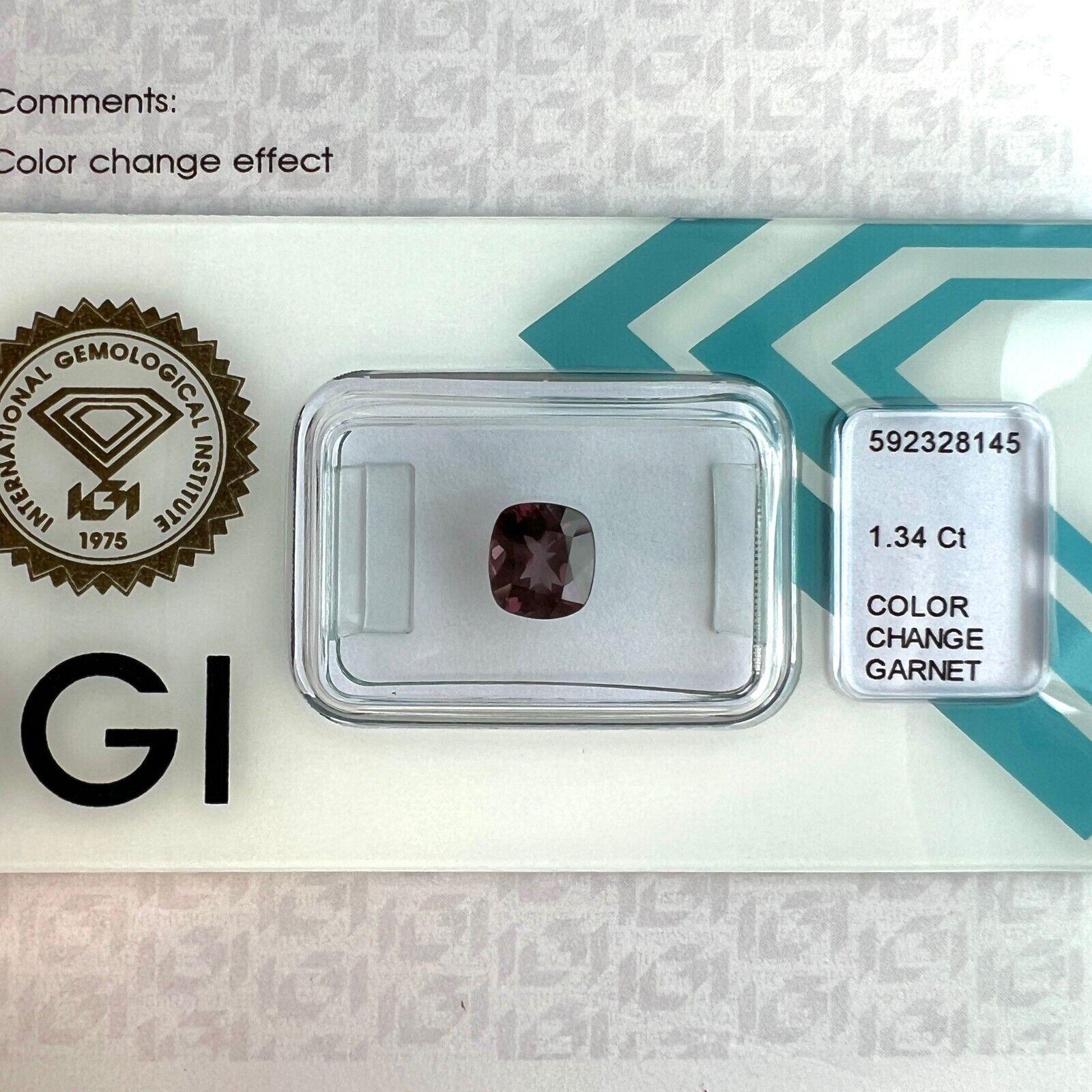 1,34ct Farbwechsel Granat Natürlicher Kissenschliff Seltener IGI zertifizierter Edelstein

Einzigartiger seltener unbehandelter Farbwechsel-Granat-Edelstein.
1,34 Karat unbehandelter Granat mit einem seltenen Farbwechsel-Effekt. Die Farbe ändert