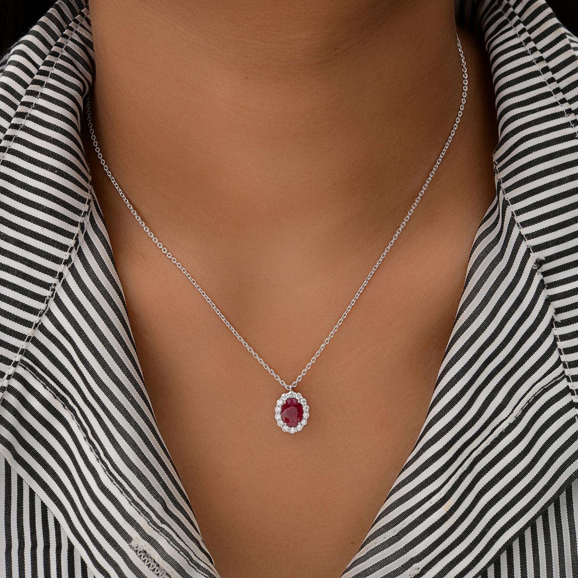 1.34Ct Oval Cut Natural Ruby Diamond Anhänger Halskette 14k Weißgold-Schmuck
Dieser Anhänger zeichnet sich durch eine klassische und raffinierte Silhouette aus, in deren Mittelpunkt ein lebendiger ovaler Rubin steht, der von einem funkelnden Halo