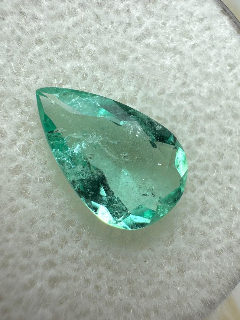 A. Stone: Smeraldo
Peso: 1,34 carati
Forma: Taglio a pera
Chiarezza: Trasparente
Lucentezza: Molto buono
Colore: Verde chiaro
Misure: 10,64 mm x 6,72 mm x 3,71 mm
Origine geografica: Colombia
Trattamento: Naturale, oliatura

Commenti: A causa delle