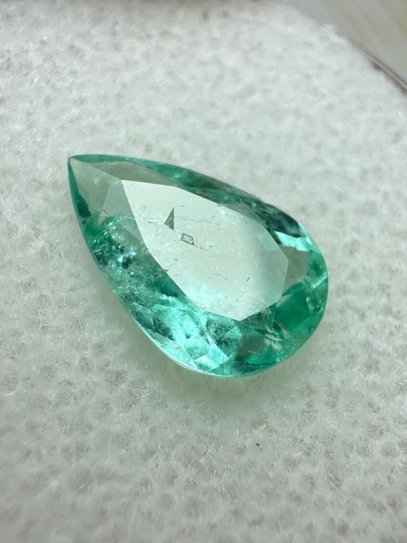 Moderno 1,34 carati di smeraldo colombiano verde pronto per l'uso - pietra di maggio a goccia con taglio a pera in vendita