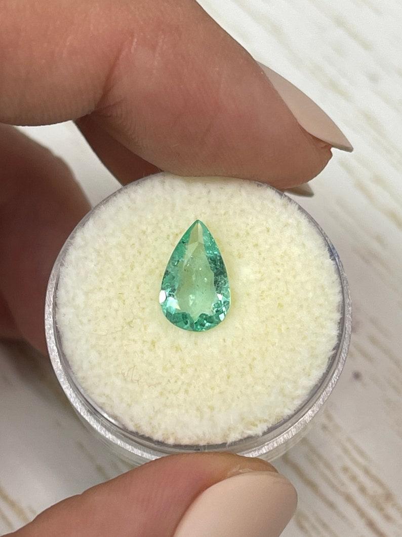 Taglio a goccia 1,34 carati di smeraldo colombiano verde pronto per l'uso - pietra di maggio a goccia con taglio a pera in vendita
