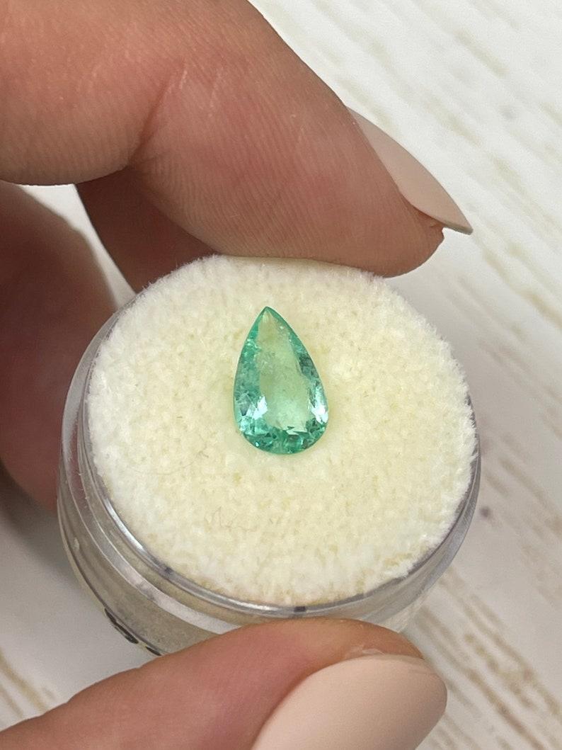 1,34 carati di smeraldo colombiano verde pronto per l'uso - pietra di maggio a goccia con taglio a pera In condizioni Nuovo in vendita a Jupiter, FL