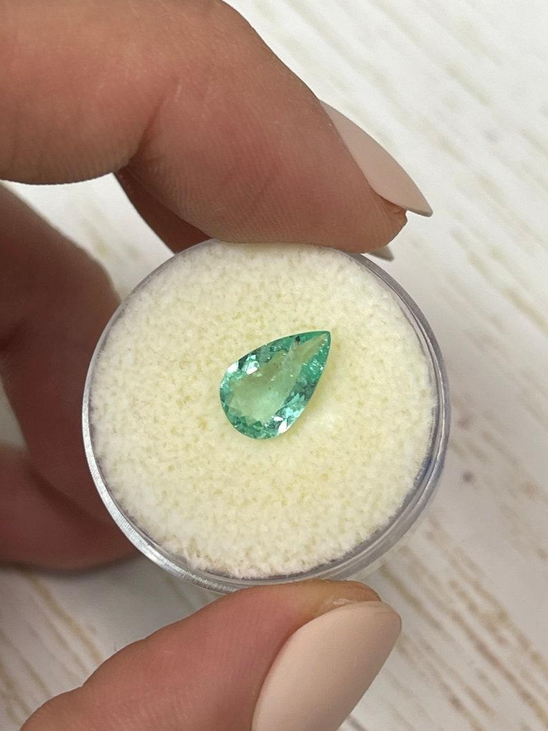 1,34 carati di smeraldo colombiano verde pronto per l'uso - pietra di maggio a goccia con taglio a pera in vendita 1