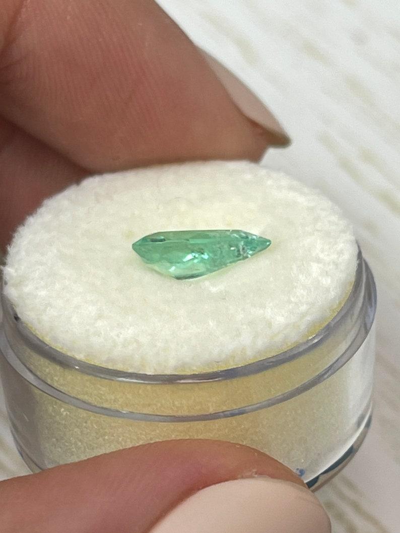 1,34 carati di smeraldo colombiano verde pronto per l'uso - pietra di maggio a goccia con taglio a pera in vendita 2