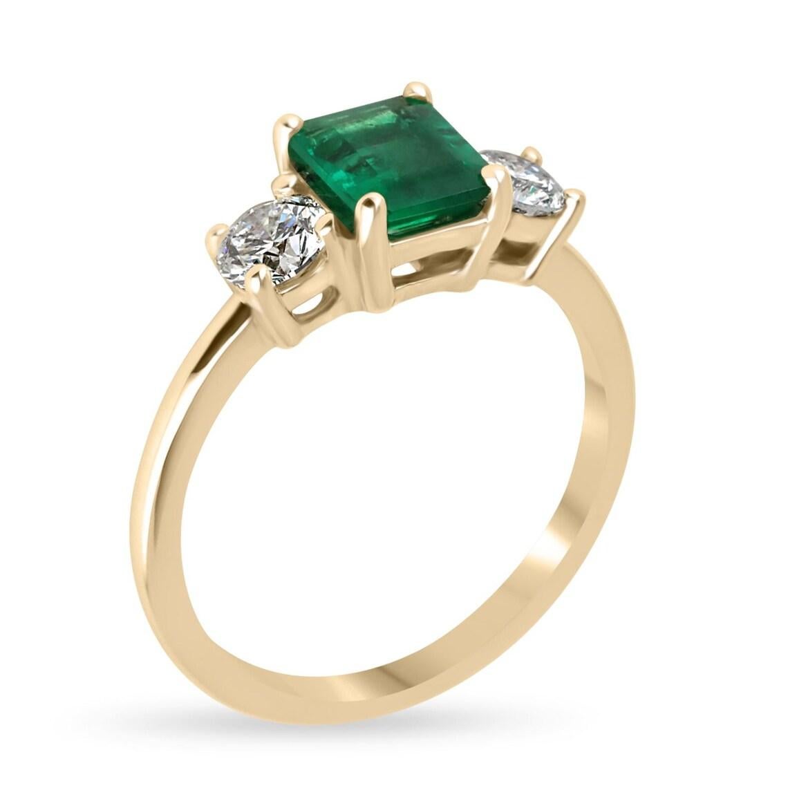 Dieser raffinierte Ring mit drei Steinen enthält einen kolumbianischen Smaragd in AAA-Qualität im Smaragdschliff, der in einer von Norden nach Süden ausgerichteten Vierzackenfassung gefasst ist. Die mit Brillanten im Rundschliff besetzten Edelsteine
