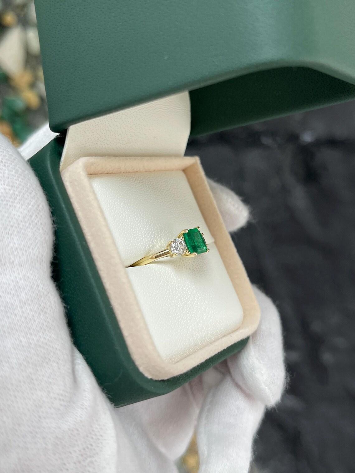 1,34tcw Verlobungsring mit drei Steinen, 18K Smaragd im Smaragdschliff Smaragd & Diamant im Zustand „Neu“ im Angebot in Jupiter, FL