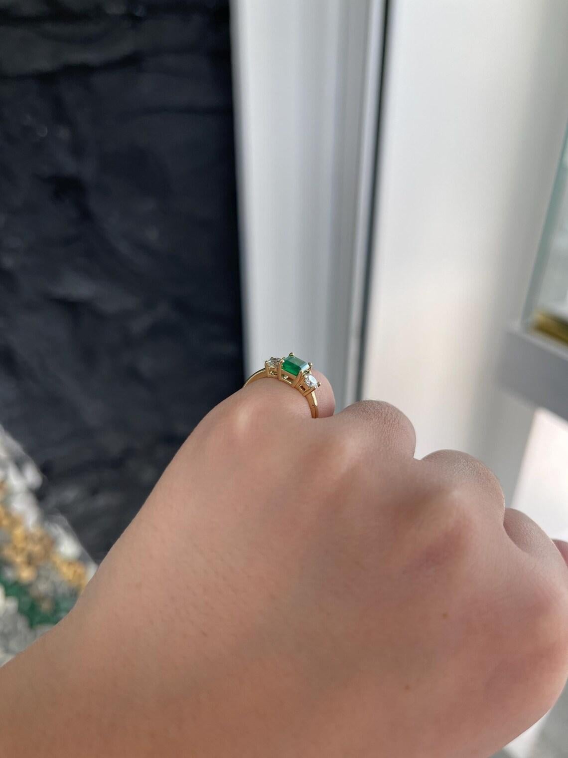 1,34tcw Verlobungsring mit drei Steinen, 18K Smaragd im Smaragdschliff Smaragd & Diamant im Angebot 2