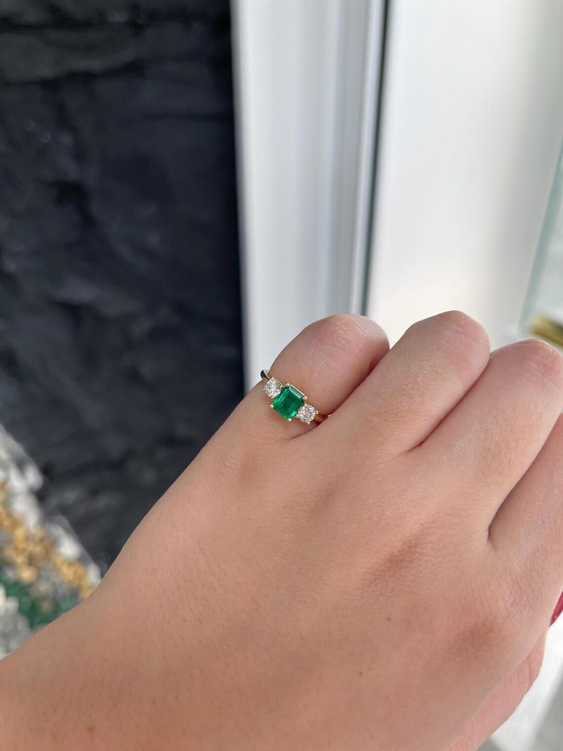 1,34tcw Verlobungsring mit drei Steinen, 18K Smaragd im Smaragdschliff Smaragd & Diamant im Angebot 3
