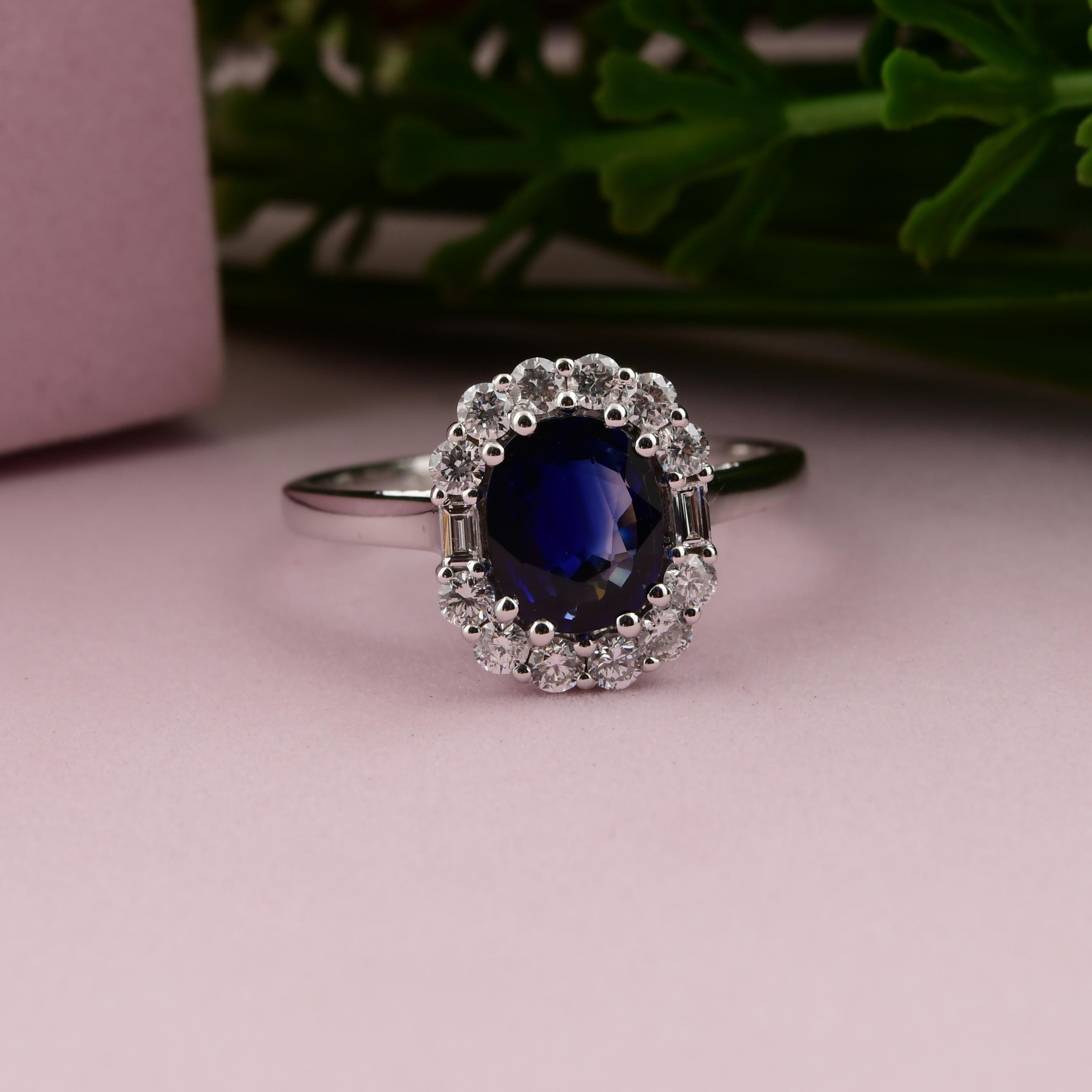 1,35 Karat Blauer Saphir 0,43 Karat SI/H Diamantring 18 Karat Weißgold Juwelier im Zustand „Neu“ im Angebot in Diera, Dubai