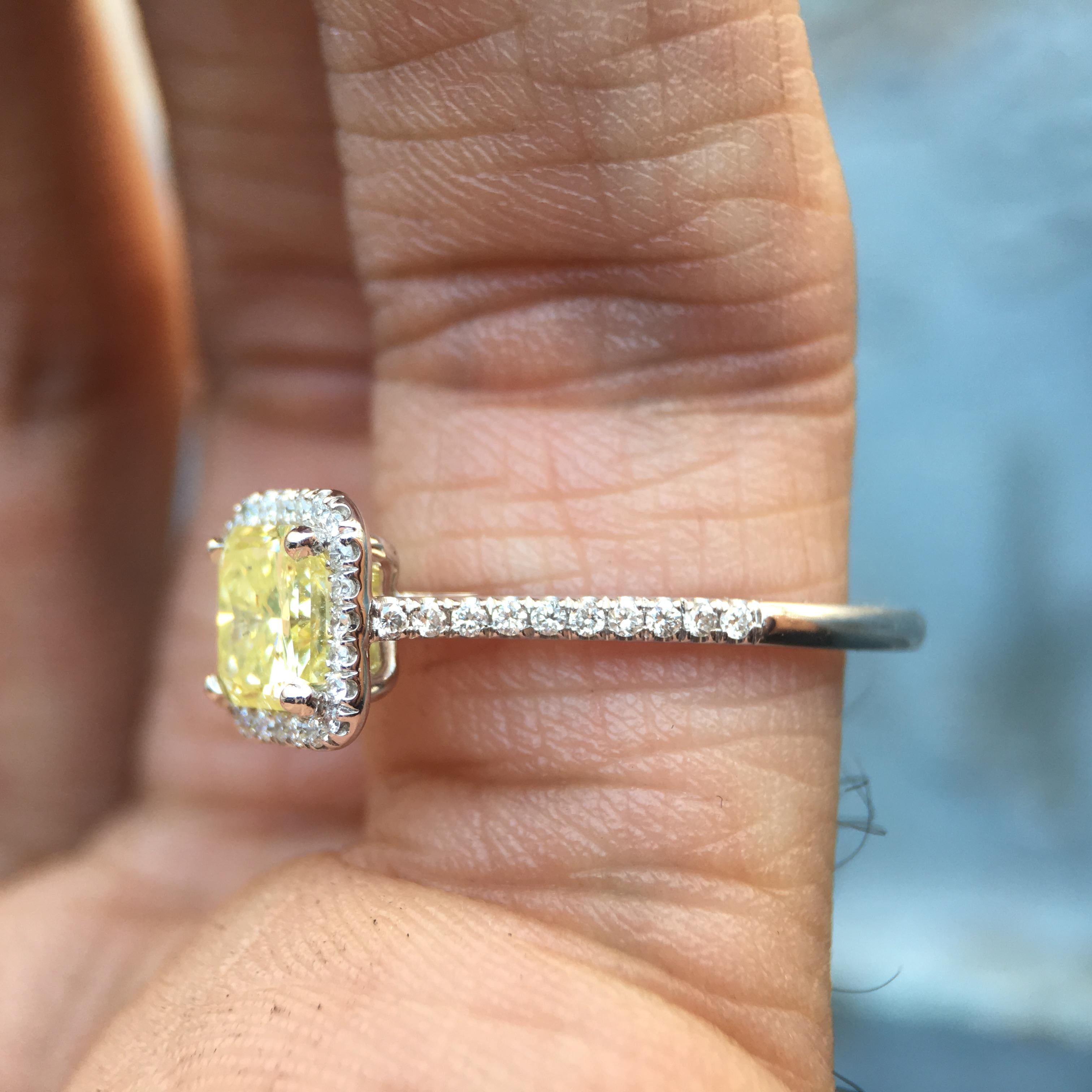 Anello con diamante da 1,35 carati e oro 18 carati, Fancy Yellow Radiant GIA In condizioni Nuovo in vendita a West Hollywood, CA