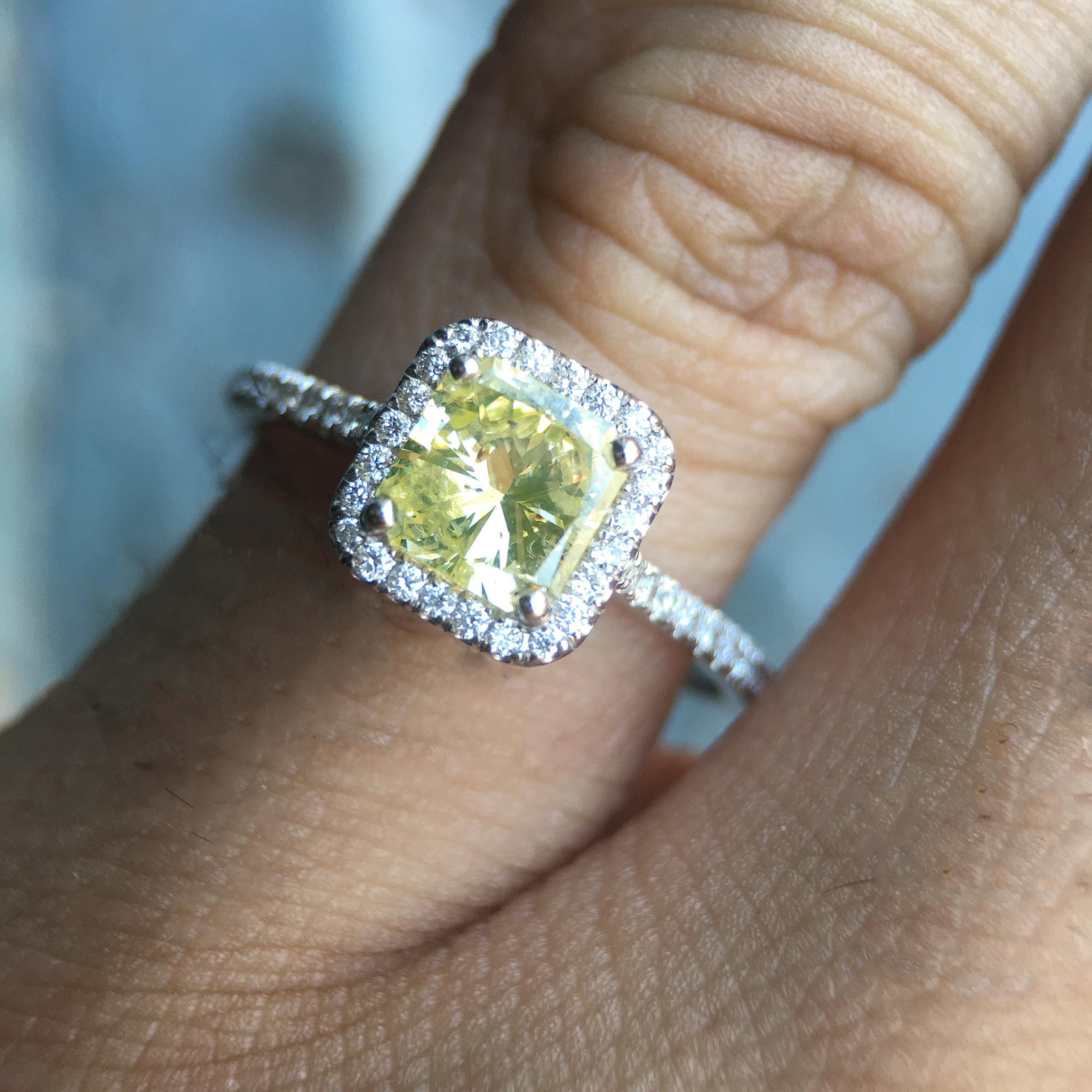 Donna Anello con diamante da 1,35 carati e oro 18 carati, Fancy Yellow Radiant GIA in vendita