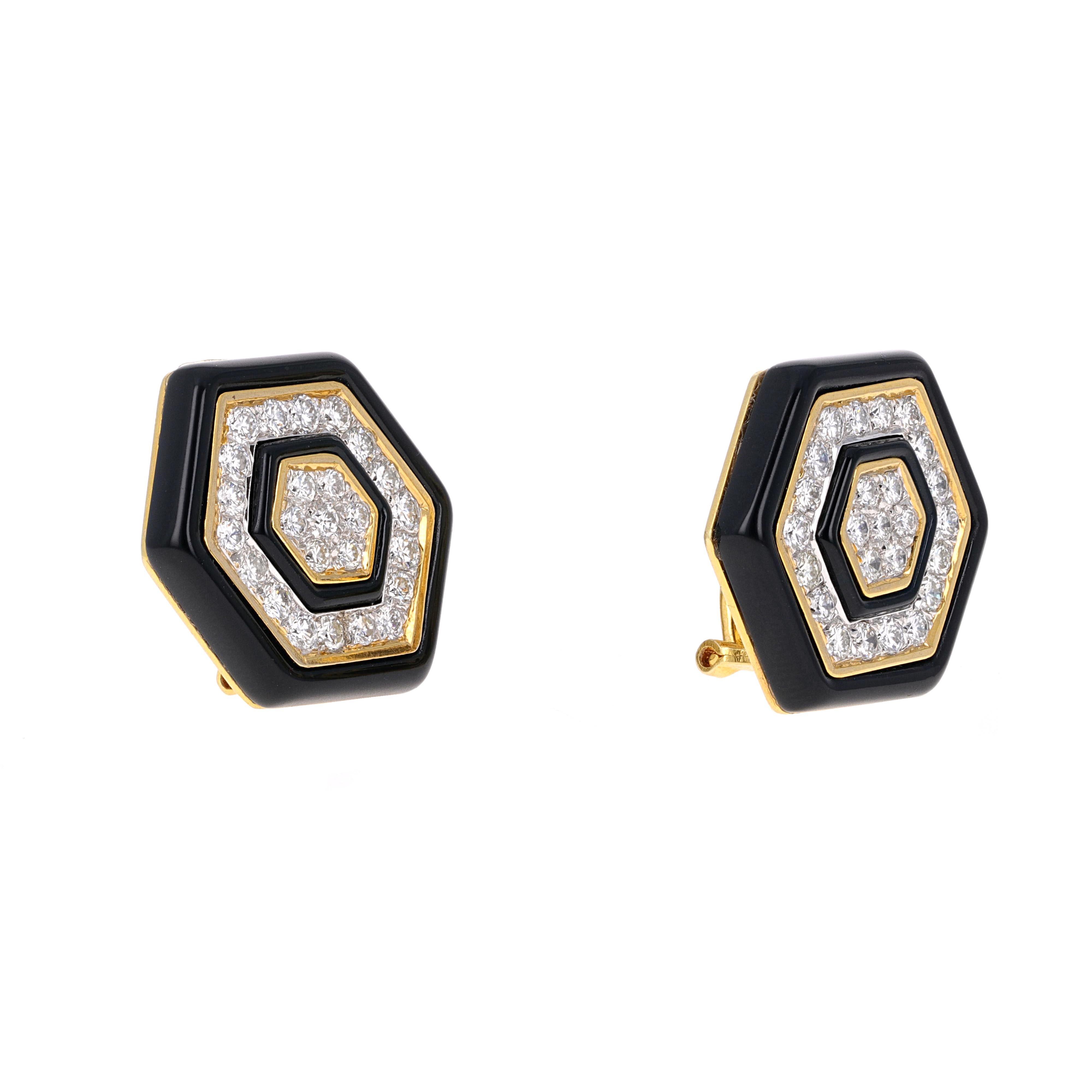 18 karat yellow gold onyx and diamond earrings. They are Retro Style, clip-on and have a lever-back. They are in excellent condition.
The earrings have 50 diamonds weighing an estimated 1.35 carats total weight.