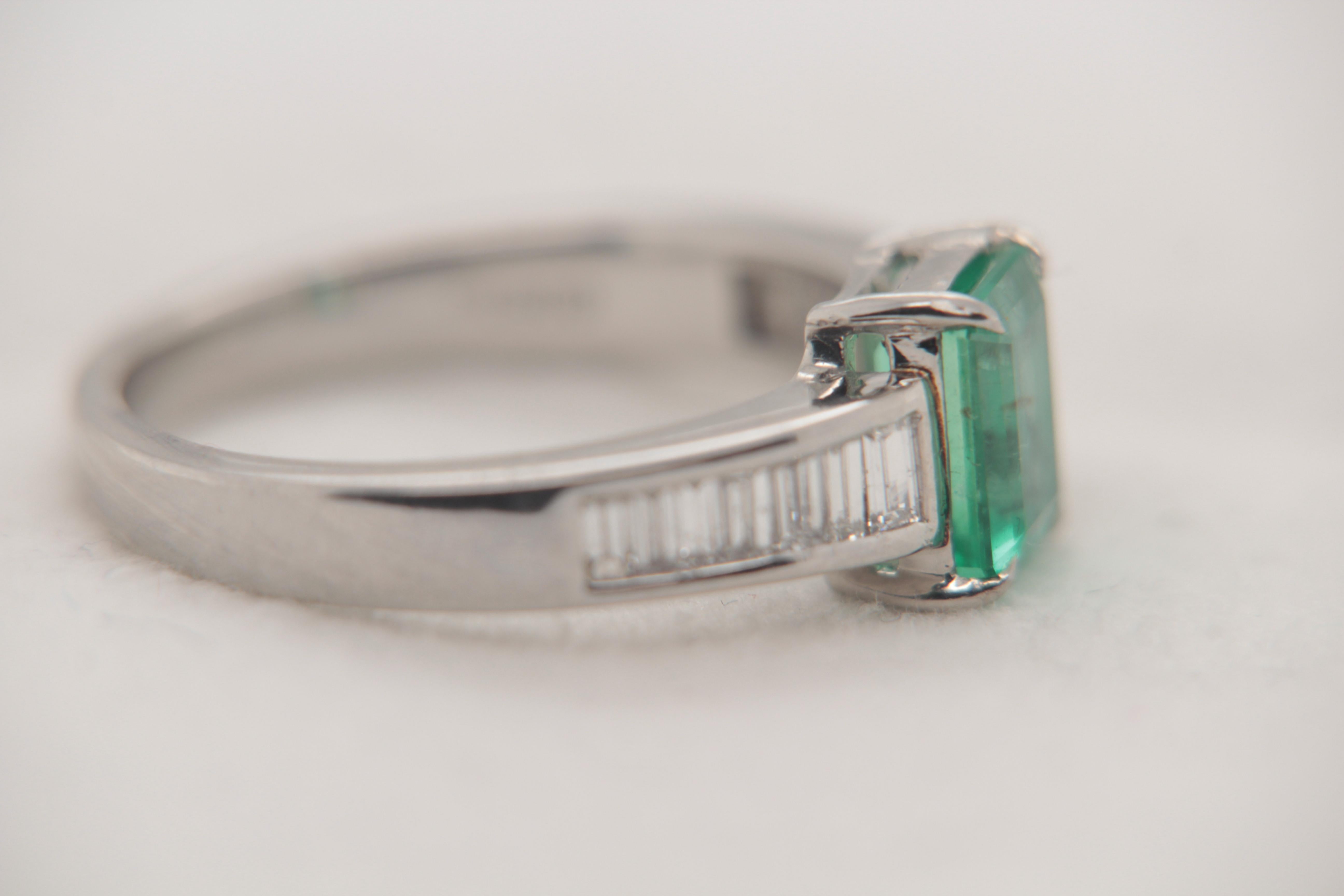 Women's or Men's 1.35 Carat Emerald and Diamond Ring in 18 Karat Gold