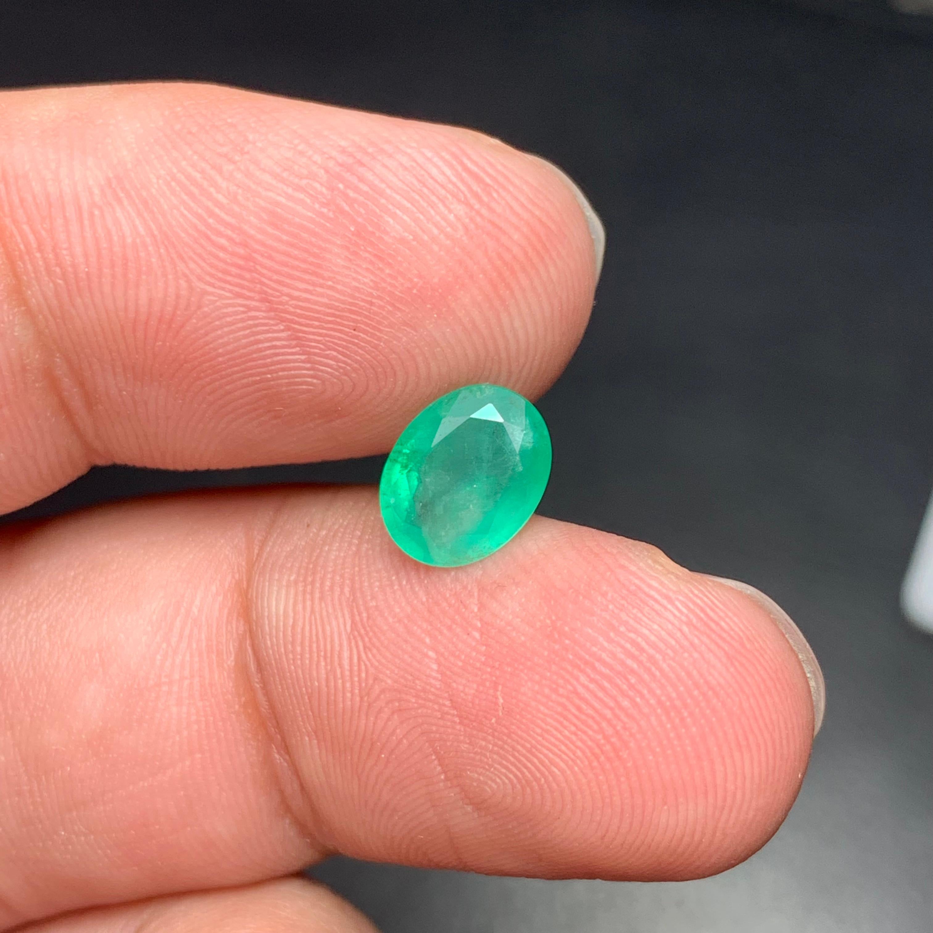 Oval Cut 1.35 Carat Natural Loose Emerald Gemstone From Zambian Mine, Africa For Sale