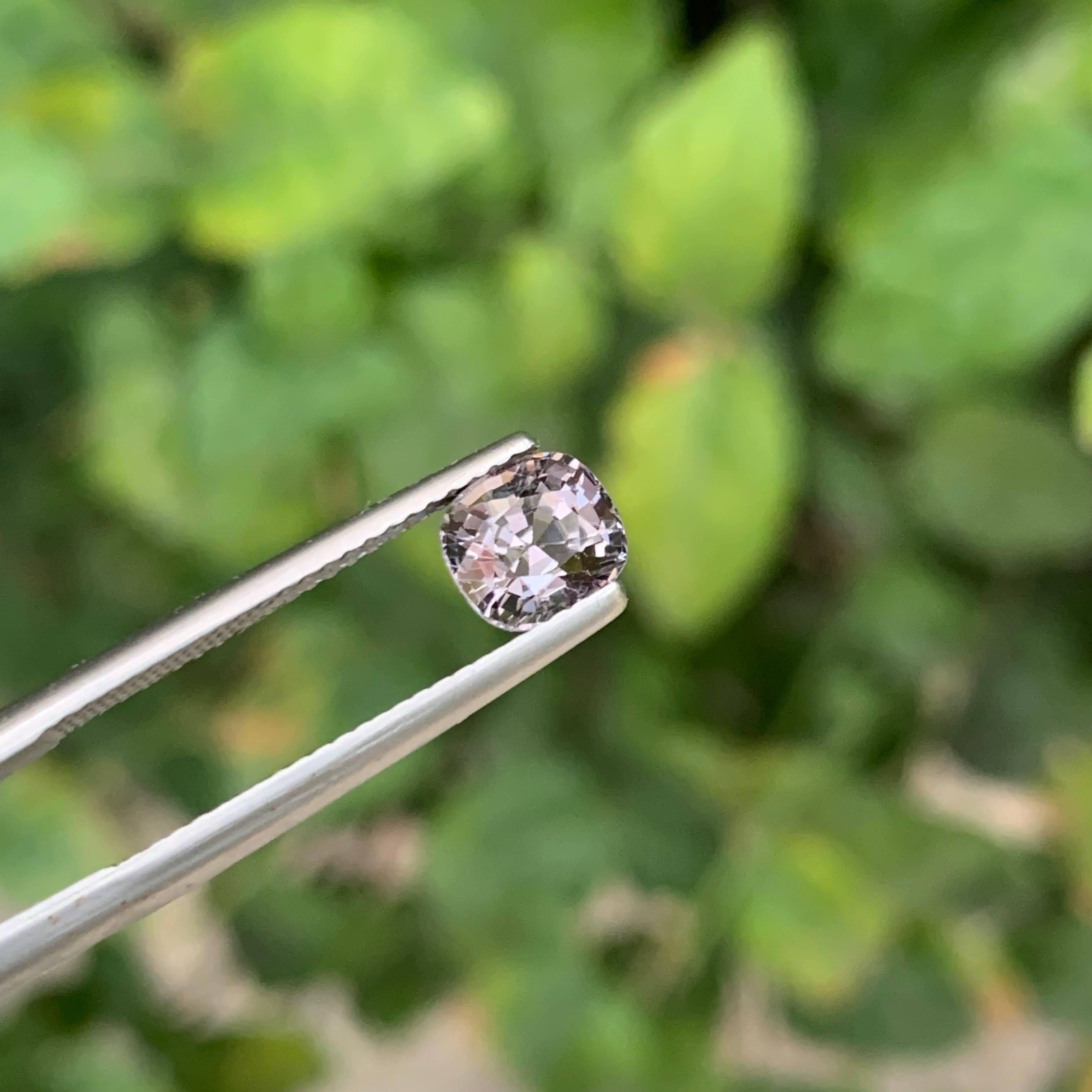 Moderno 1.35 carati di Spinello birmano grigio naturale sfuso, pietra preziosa tagliata a cuscino in vendita