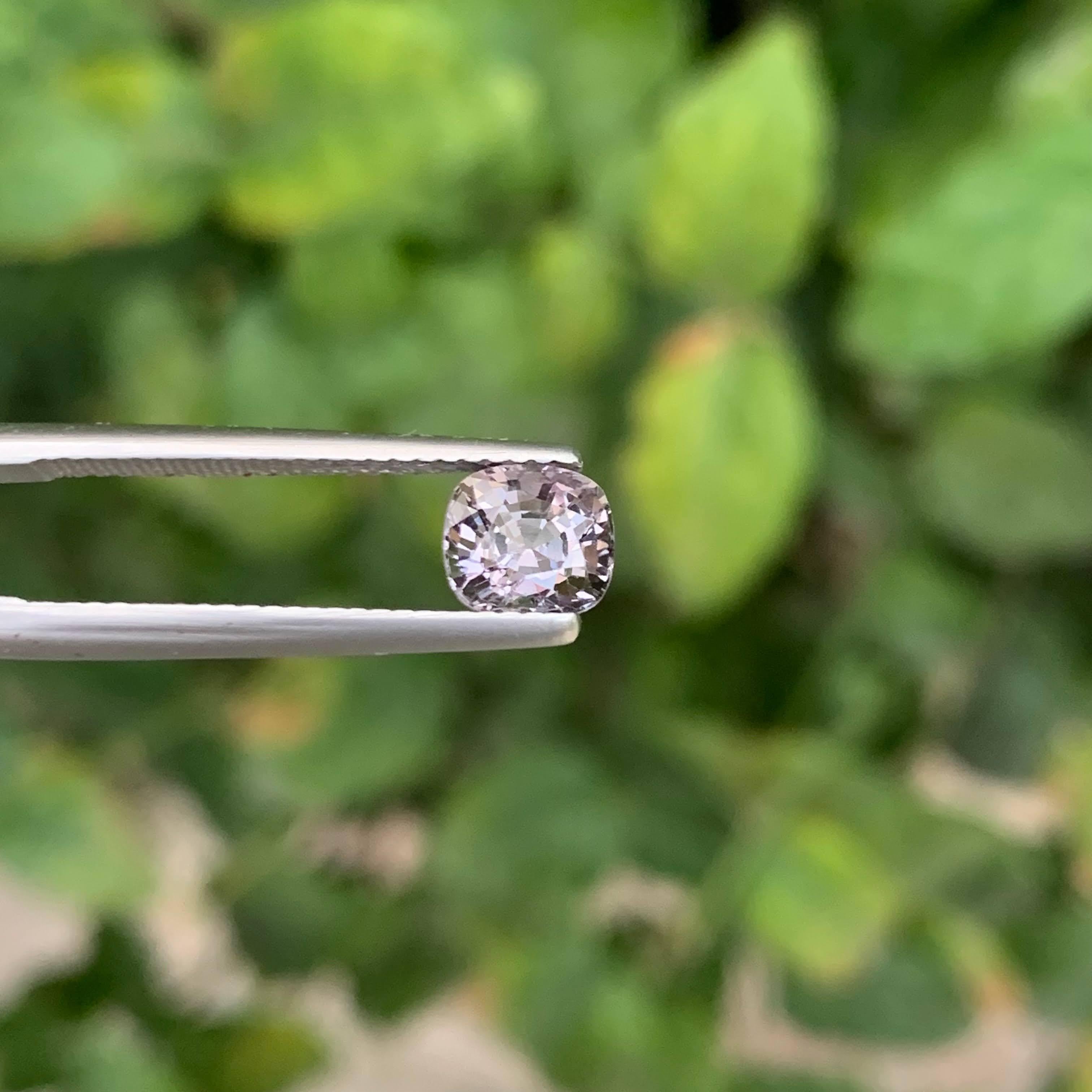 1.35 carati di Spinello birmano grigio naturale sfuso, pietra preziosa tagliata a cuscino In condizioni Nuovo in vendita a Bangkok, TH