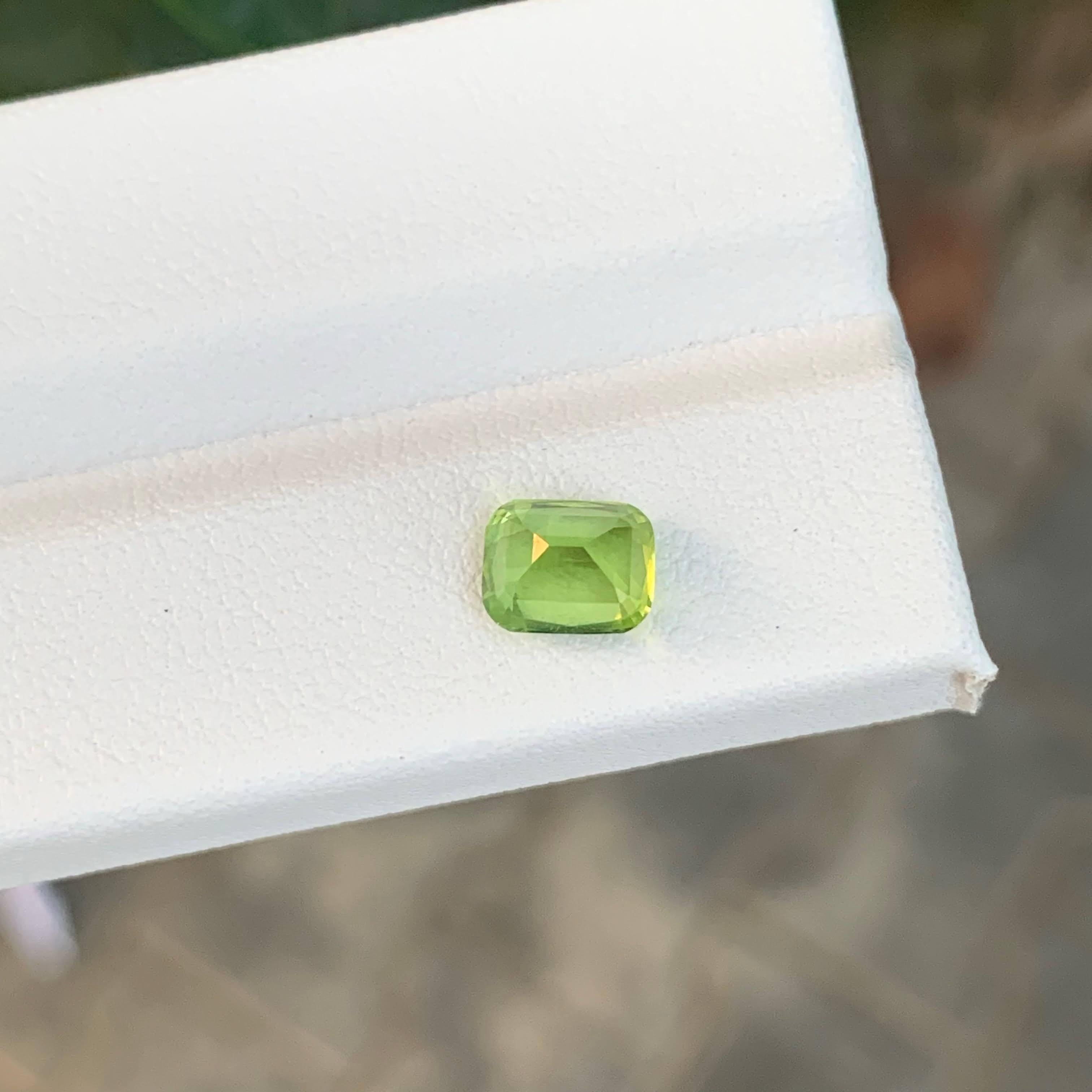 Modern 1.35 Carat Natural Loose Green Peridot Stone Cushion Cut Pakistani Gemstone For Sale