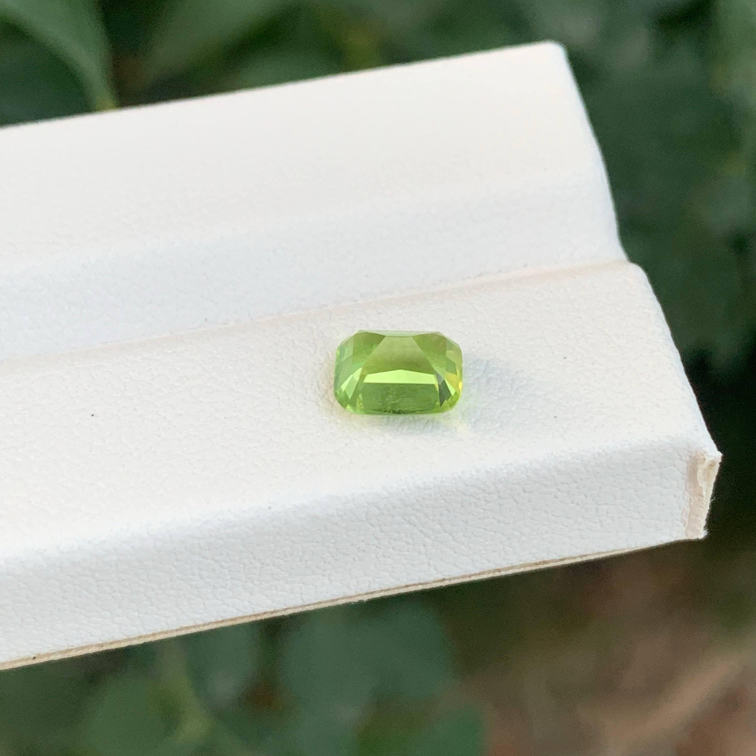 1.35 Carat Natural Loose Green Peridot Stone Cushion Cut Pakistani Gemstone In New Condition For Sale In Bangkok, TH
