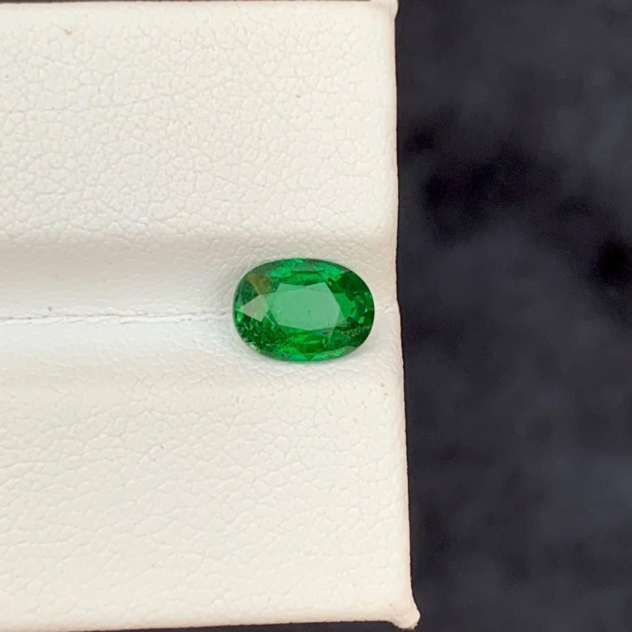 Gewicht 1,35 Karat 
Abmessungen 7,9x5,7x3,7 mm
Behandlung Keine 
Herkunft Tansanisch 
Klarheit SI
Form Schnitt Oval 





Dieser 1,35 Karat schwere, lose grüne Tsavorit-Granat aus Tansania besticht durch seinen ovalen Schliff, der seine brillante