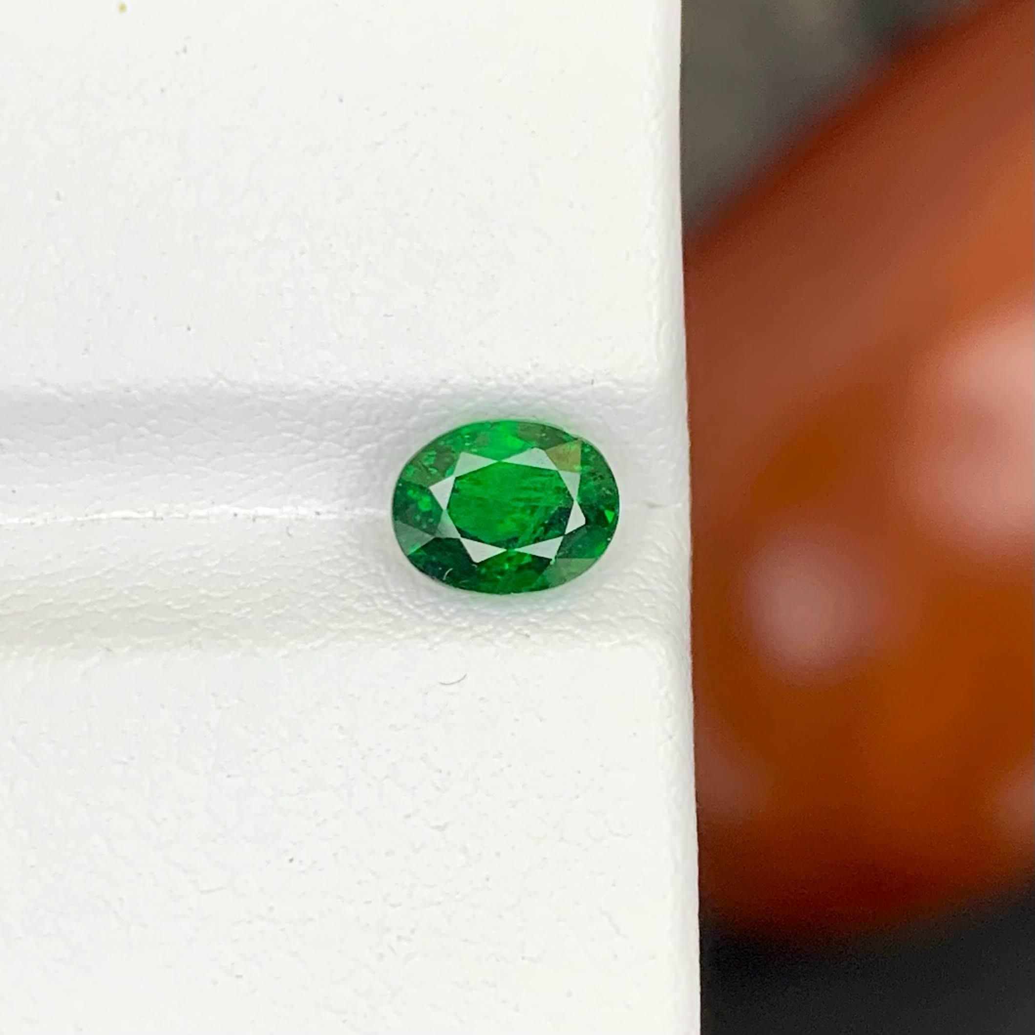 Peso 1,35 carati 
Dimensioni 6,3x5,3x4,3mm
Trattamento Nessuno 
Origine Tanzania 
Chiarezza SI
Forma Taglio Ovale 




Questo vibrante Granato di Tsavorite naturale da 1,35 carati mostra un'intensa e ricca tonalità di verde che è sorprendente e