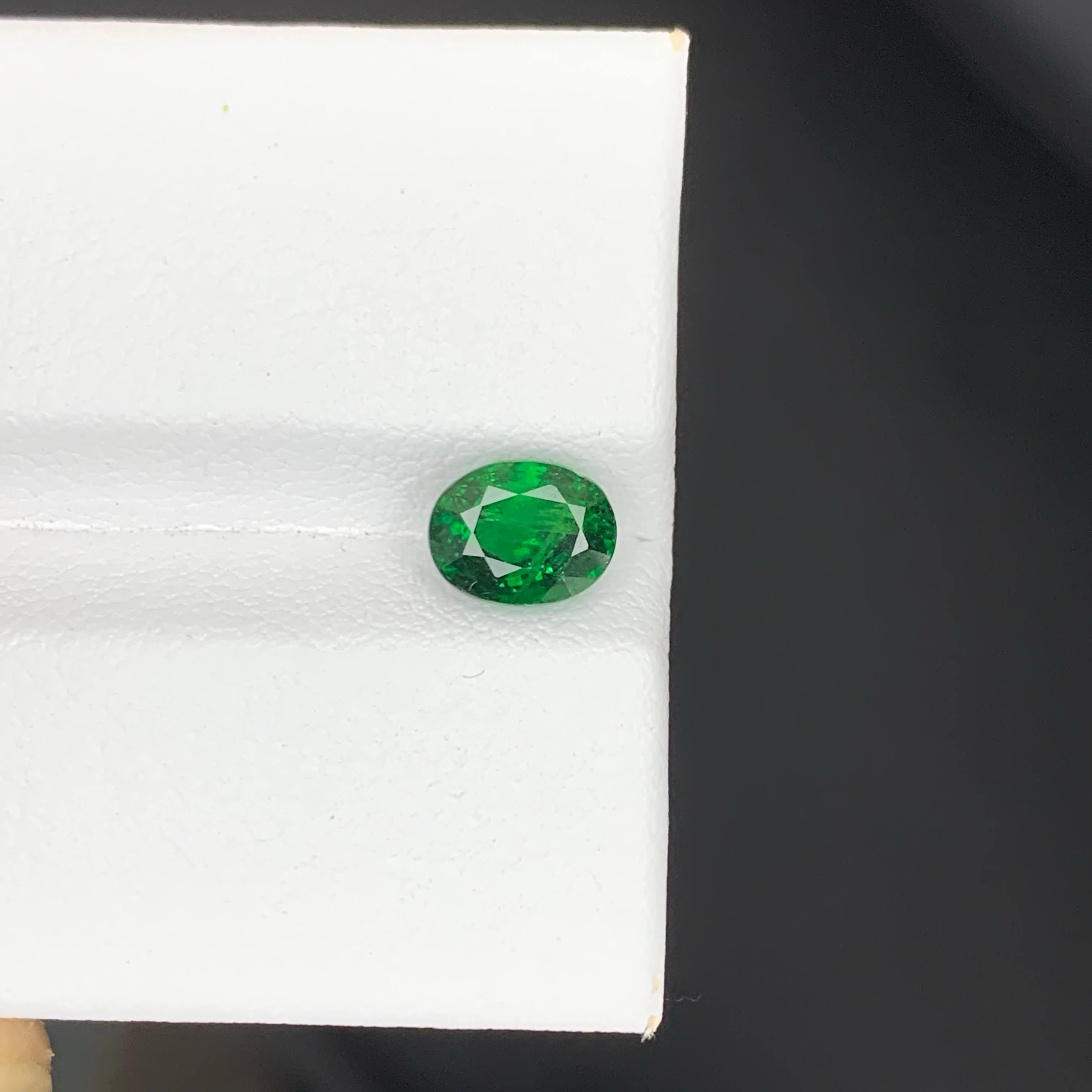 Moderno 1,35 carati di granato verde sfuso di tsavorite taglio ovale Gemma della Tanzania in vendita