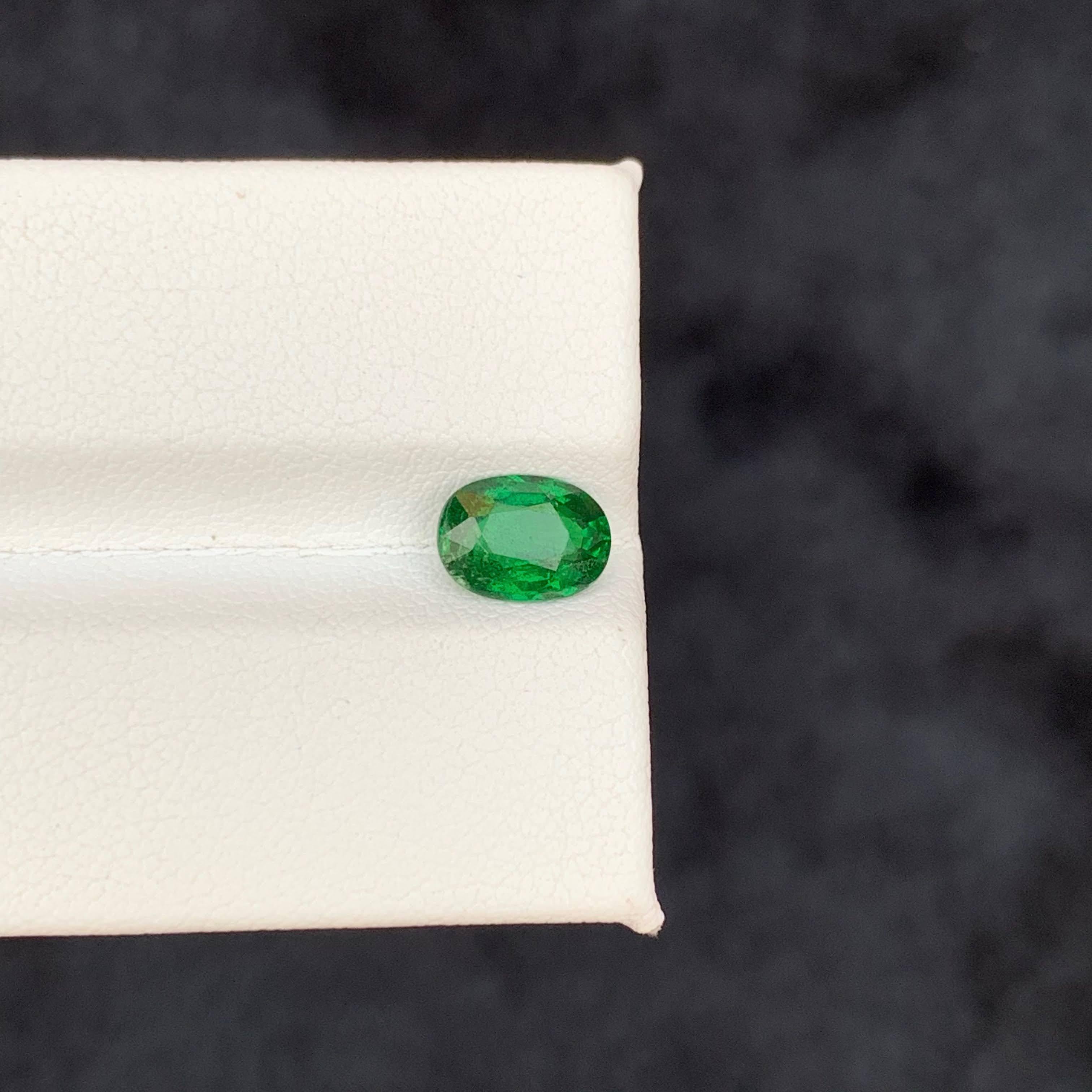 1,35 Karat Natürlicher loser grüner Tsavorit Granat Ovalschliff Tansanischer Edelstein im Zustand „Neu“ im Angebot in Bangkok, TH