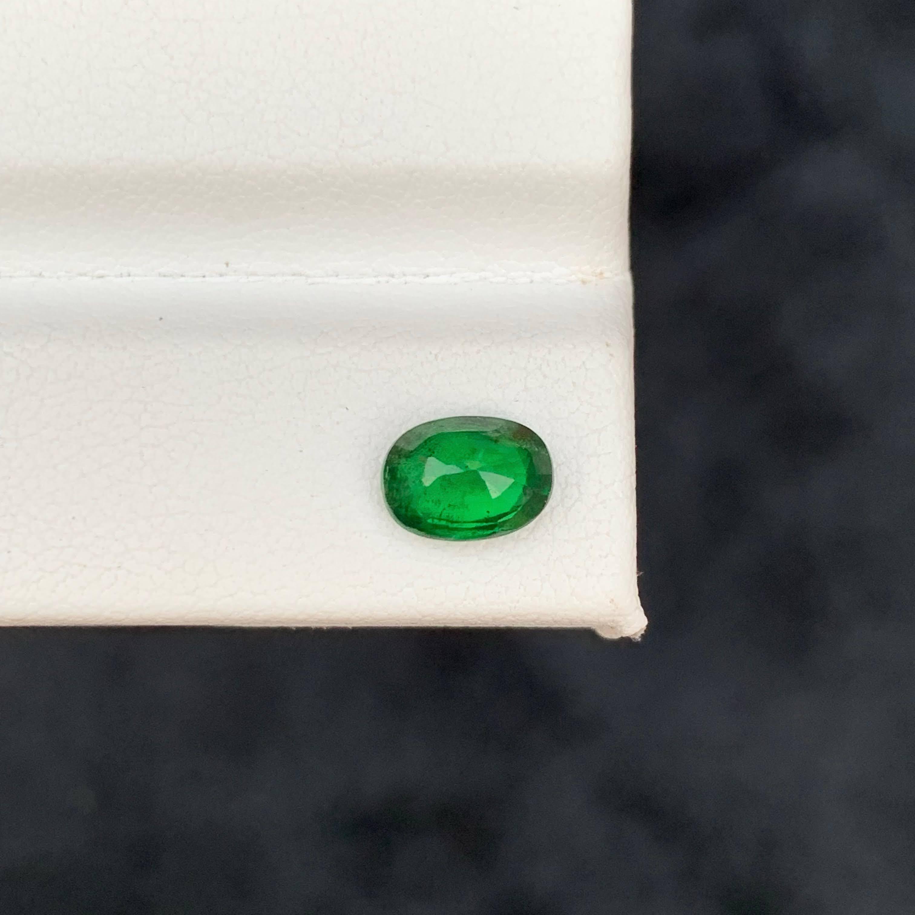 1,35 Karat Natürlicher loser grüner Tsavorit Granat Ovalschliff Tansanischer Edelstein für Damen oder Herren im Angebot