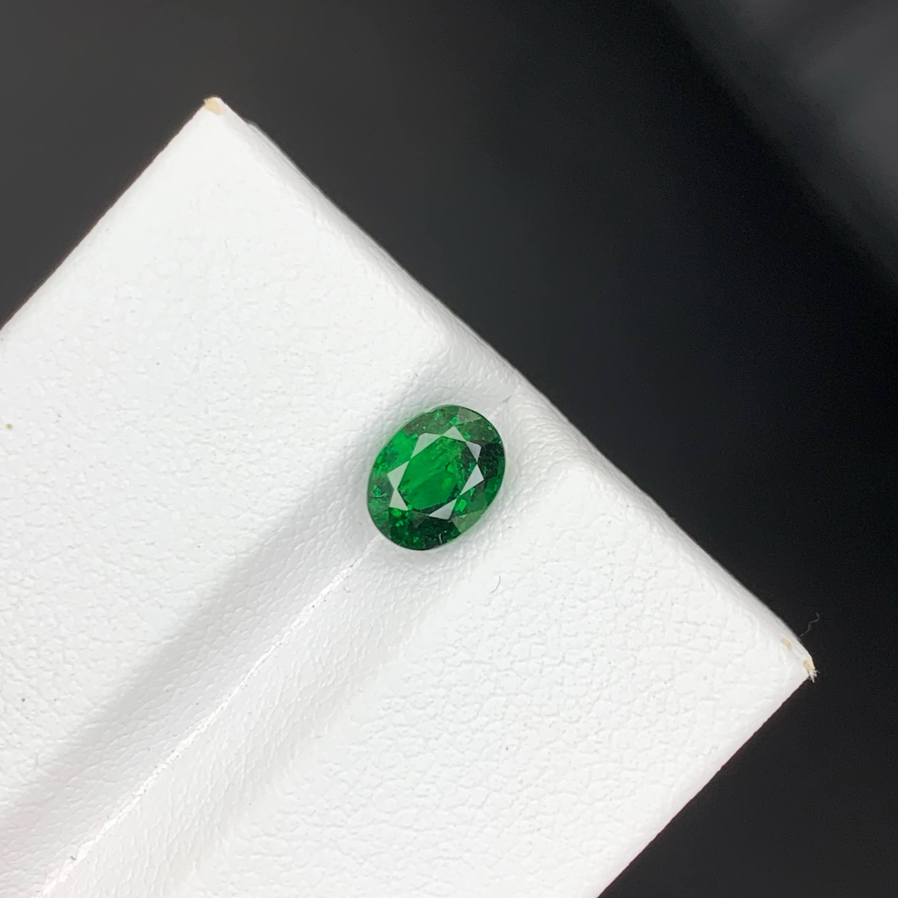 1,35 carati di granato verde sfuso di tsavorite taglio ovale Gemma della Tanzania In condizioni Nuovo in vendita a Bangkok, TH