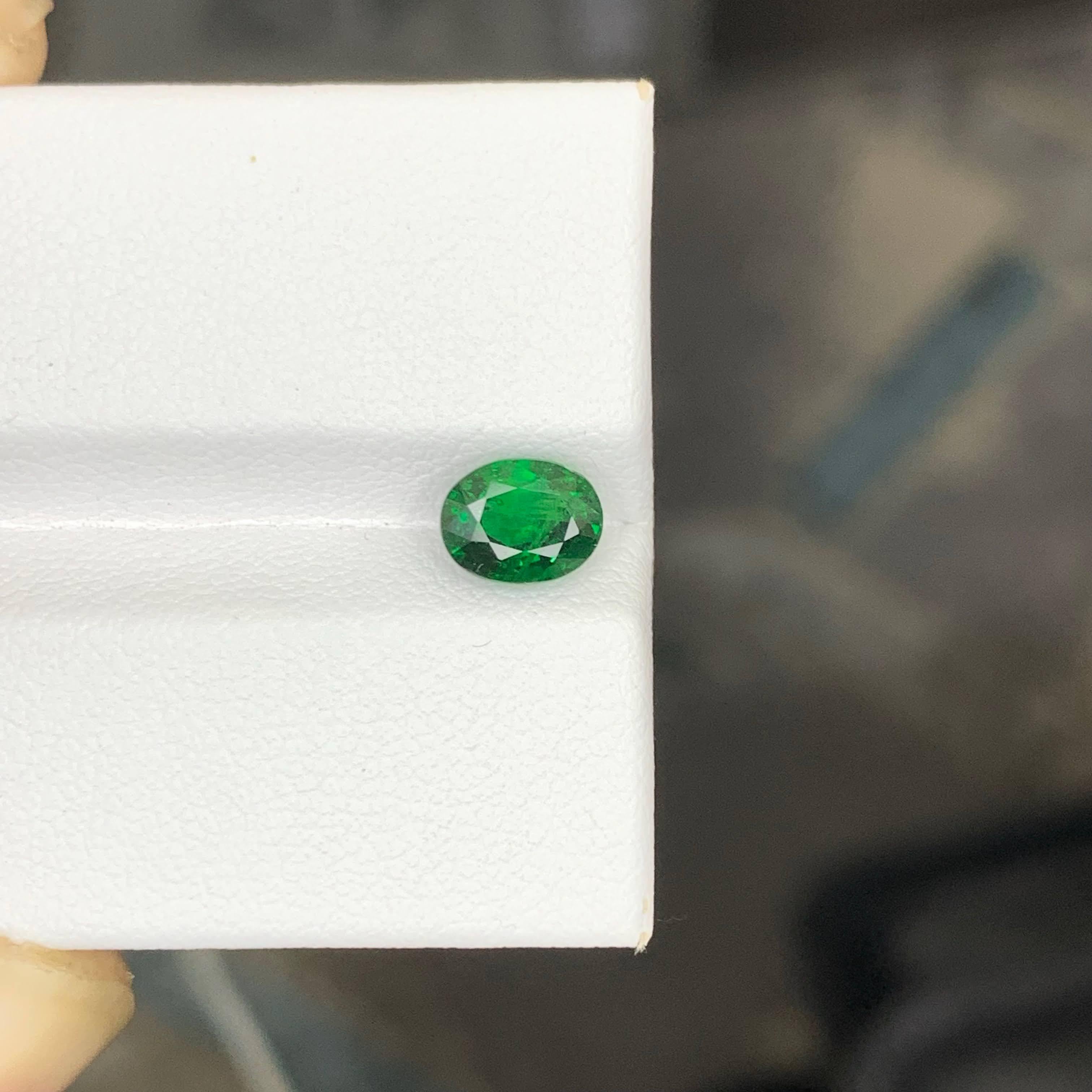 da uomo o donna 1,35 carati di granato verde sfuso di tsavorite taglio ovale Gemma della Tanzania in vendita