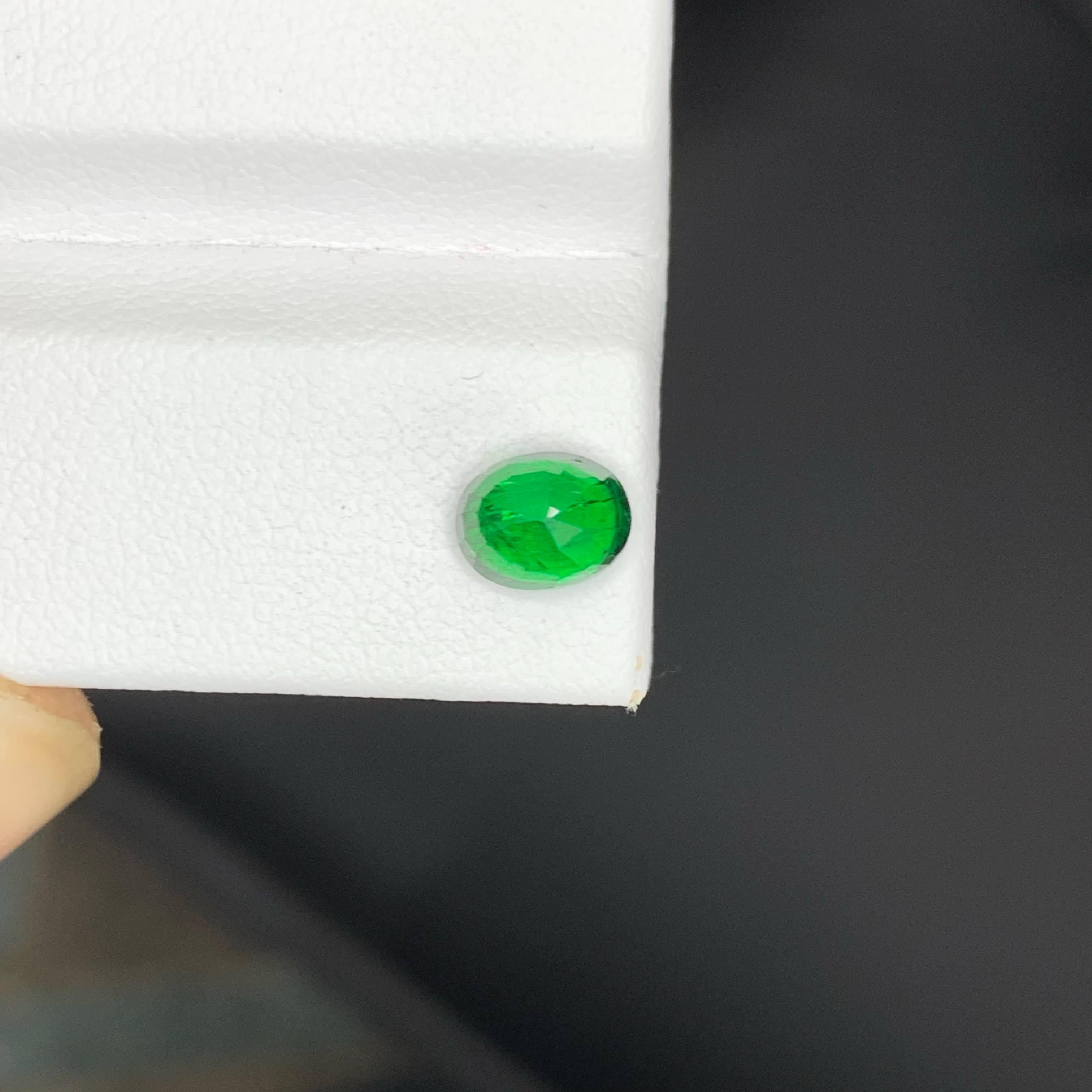 1,35 carati di granato verde sfuso di tsavorite taglio ovale Gemma della Tanzania in vendita 3