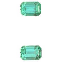 Gema suelta de turmalina verde menta de 1,35 quilates naturales en forma de par esmeralda