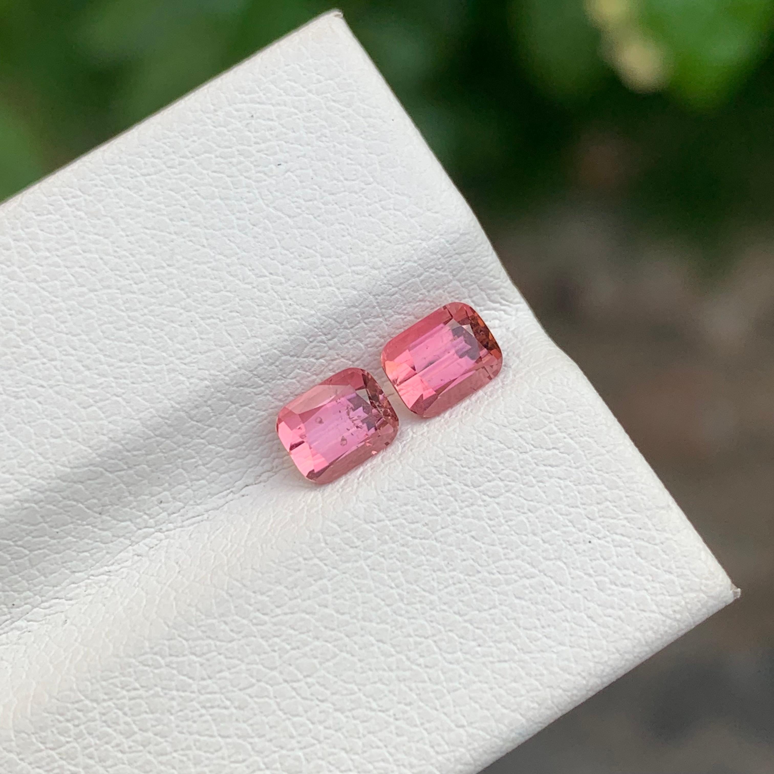 1,35 carati di tormalina rosa naturale sciolta, coppia di gemme a forma di cuscino per orecchini In condizioni Nuovo in vendita a Peshawar, PK