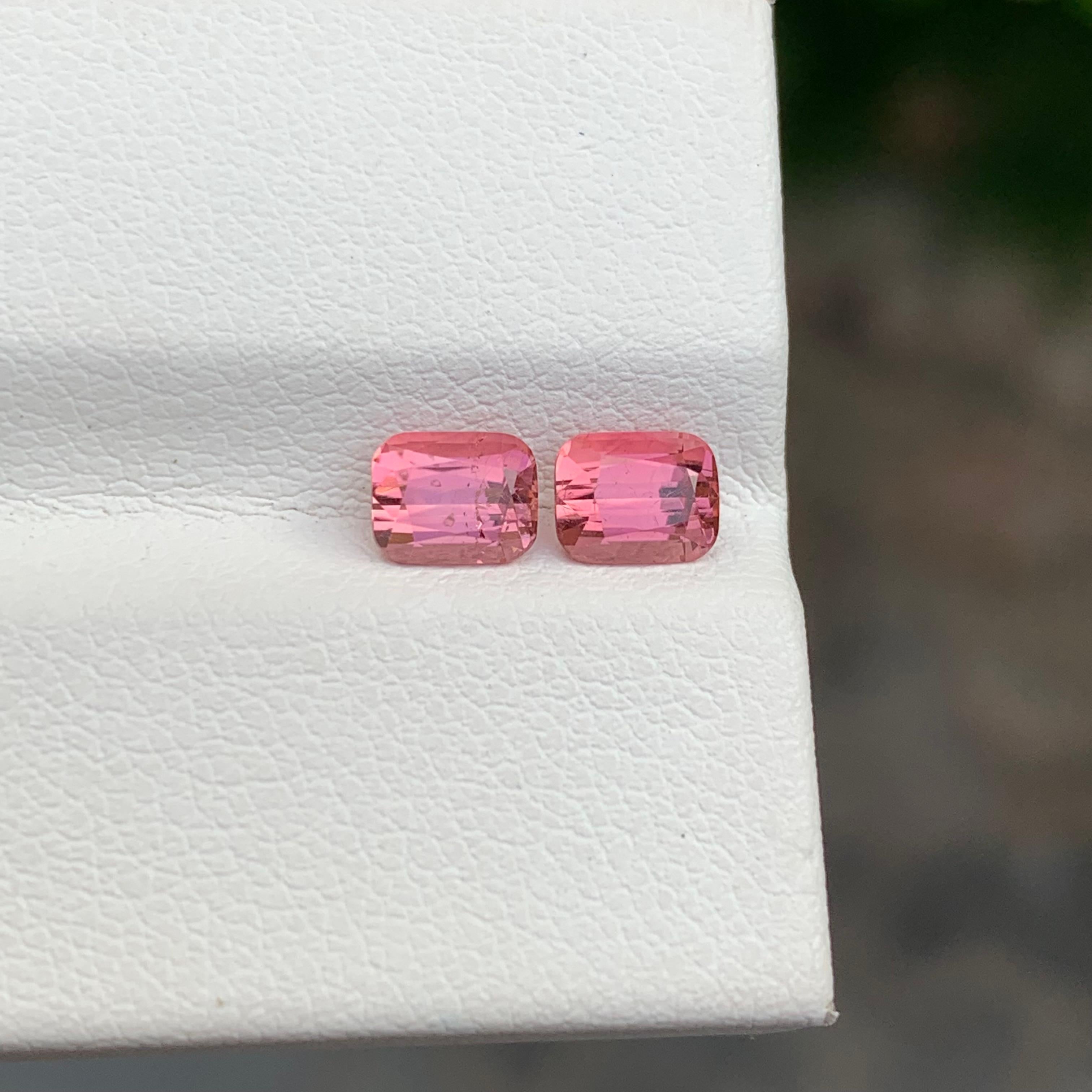 1,35 carati di tormalina rosa naturale sciolta, coppia di gemme a forma di cuscino per orecchini in vendita 1