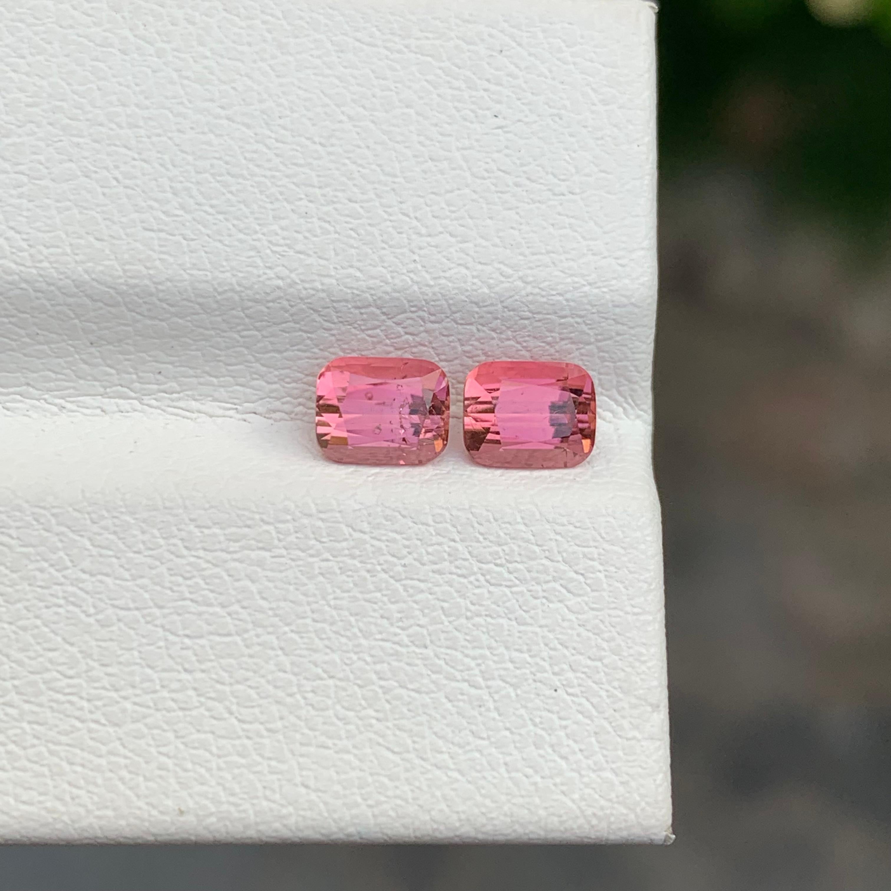 1,35 carati di tormalina rosa naturale sciolta, coppia di gemme a forma di cuscino per orecchini in vendita 3