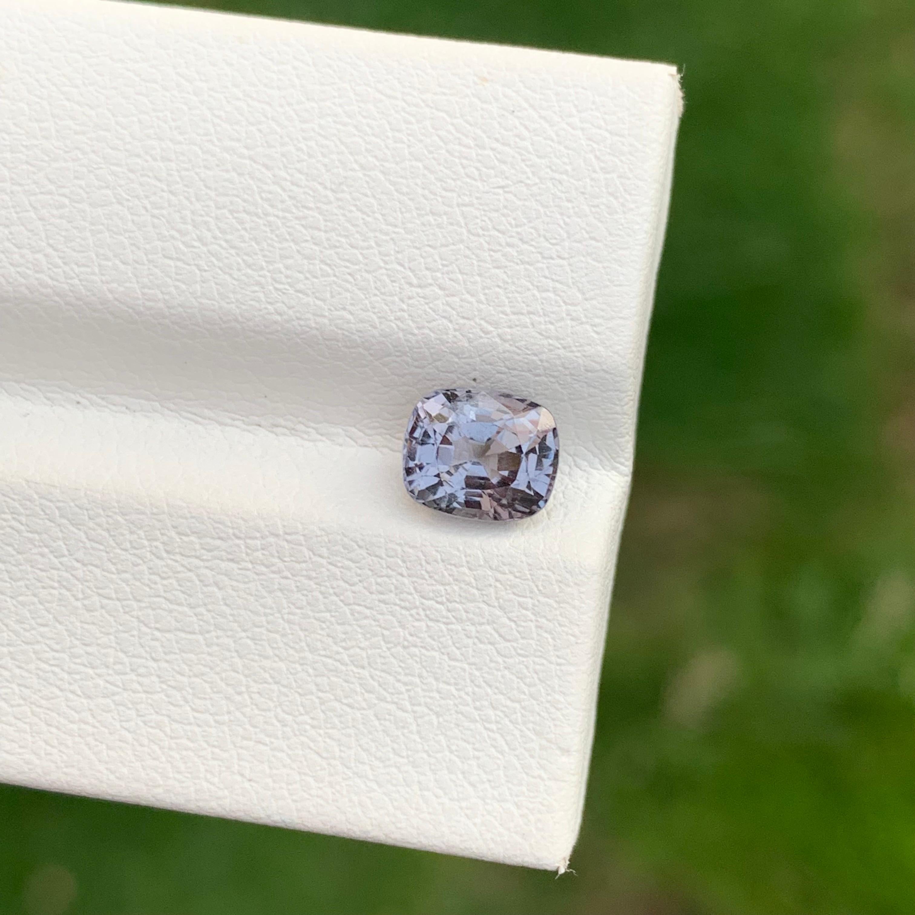 Facettierter lila-grauer Spinell 

Gewicht : 1,35 Karat 
Abmessung: 6.6 x 5.5 x 4.2 Mm
Farbe : Violett Grau 
Behandlung: Nicht 
Form : Kissen 

Spinell ist ein fesselnder Edelstein, der für seine brillanten Farben und seine außergewöhnliche Klarheit