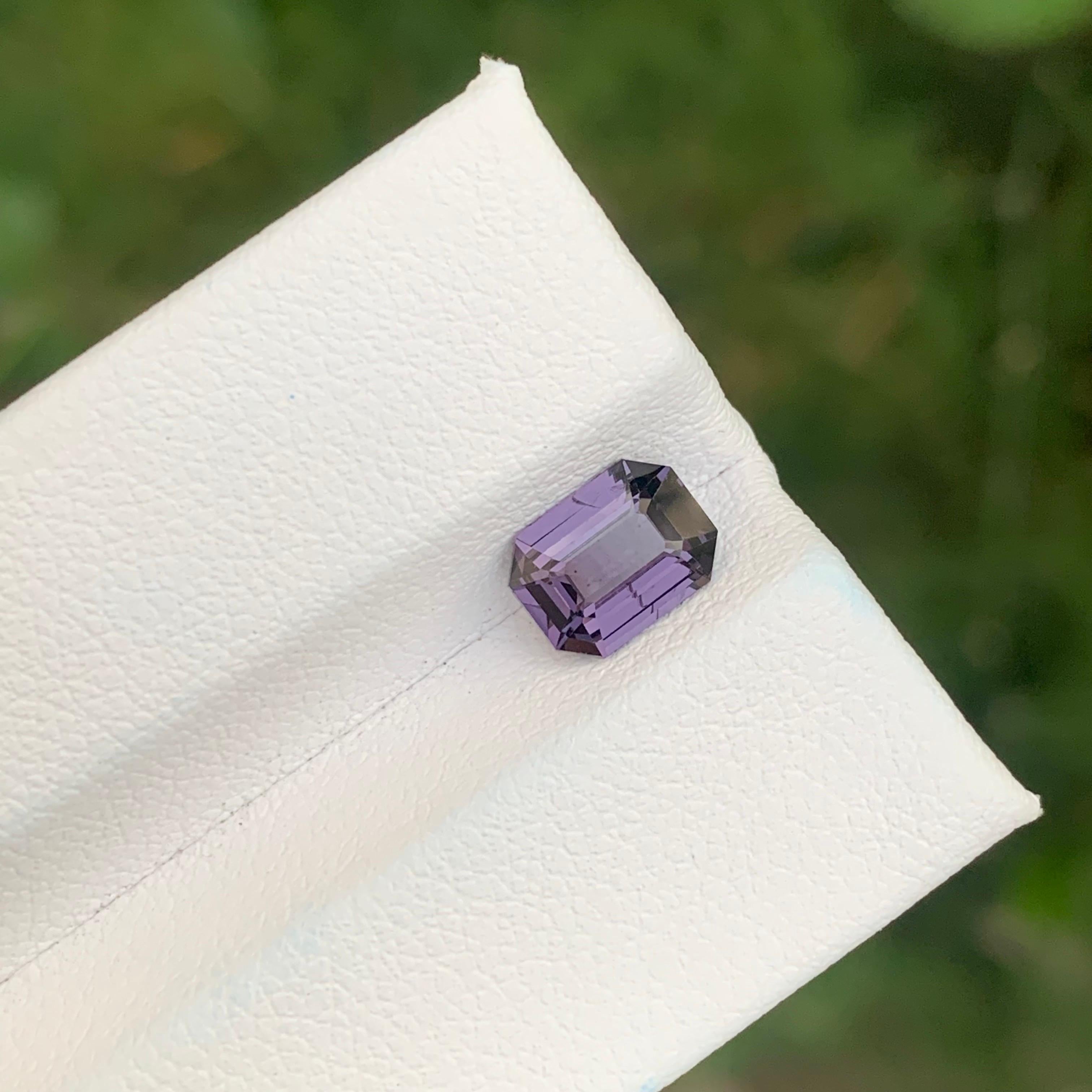Facettierter lila Spinell

Gewicht : 1,35 Karat
Abmessung: 7.6 x 5.7 x 3.4 Mm
Farbe : Violett
Behandlung: Nicht
Herkunft: Tansania
Form : Smaragd 
Zertifikat: Auf Anfrage

Spinell ist ein fesselnder Edelstein, der für seine brillanten Farben und