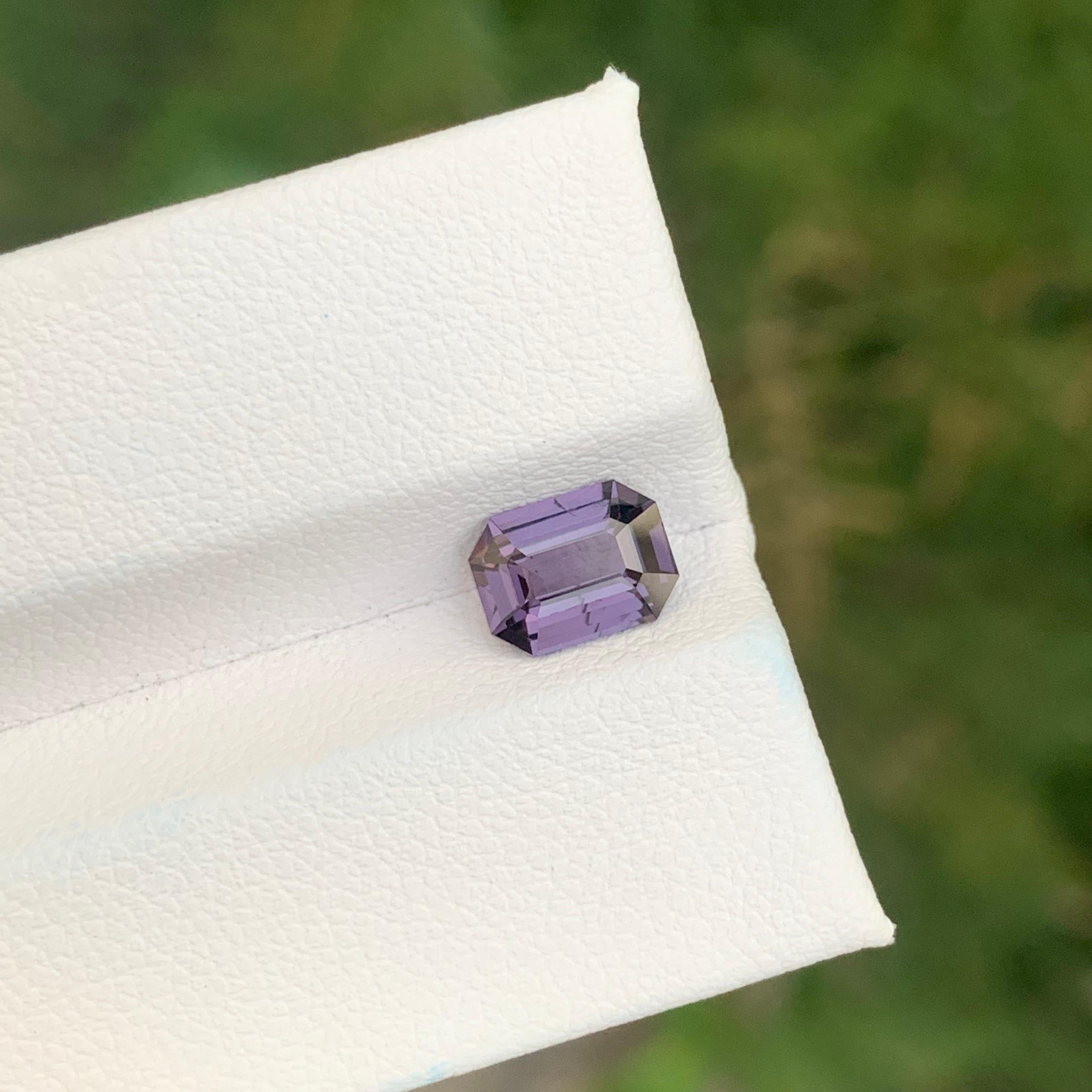 1.35 Karat natürlicher loser lila Spinell Smaragd Form Edelstein (Smaragdschliff) im Angebot