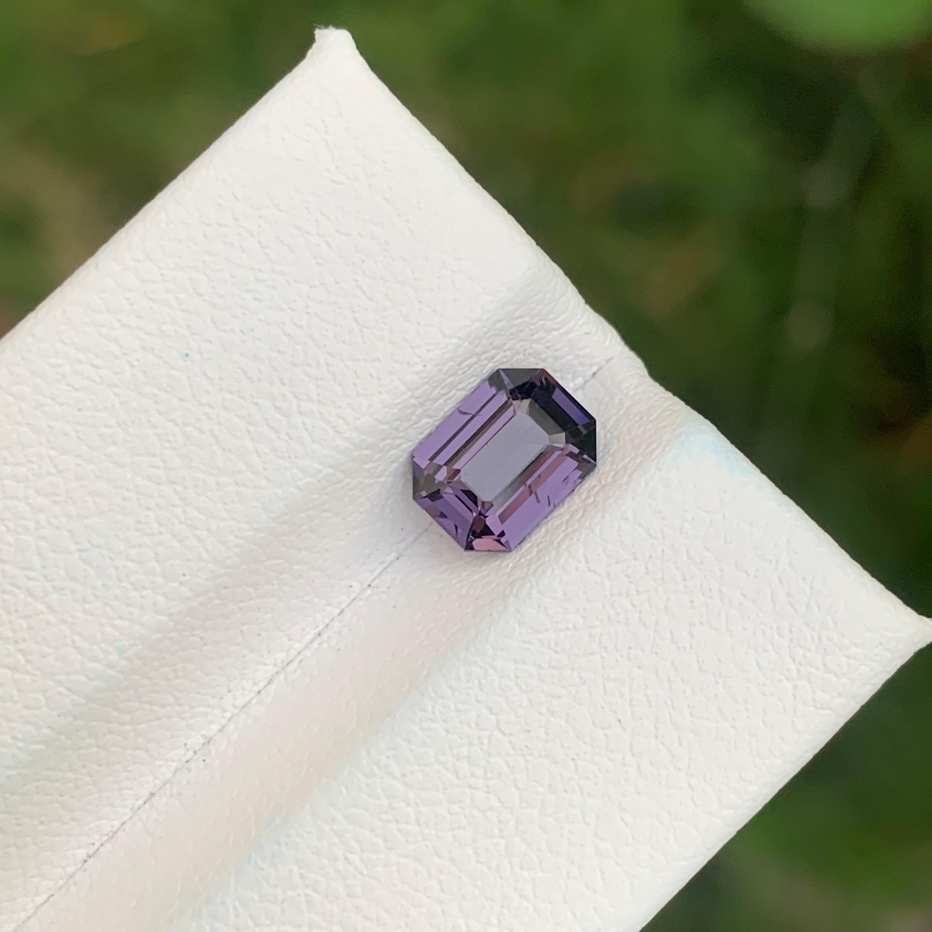 1.35 Karat natürlicher loser lila Spinell Smaragd Form Edelstein für Damen oder Herren im Angebot