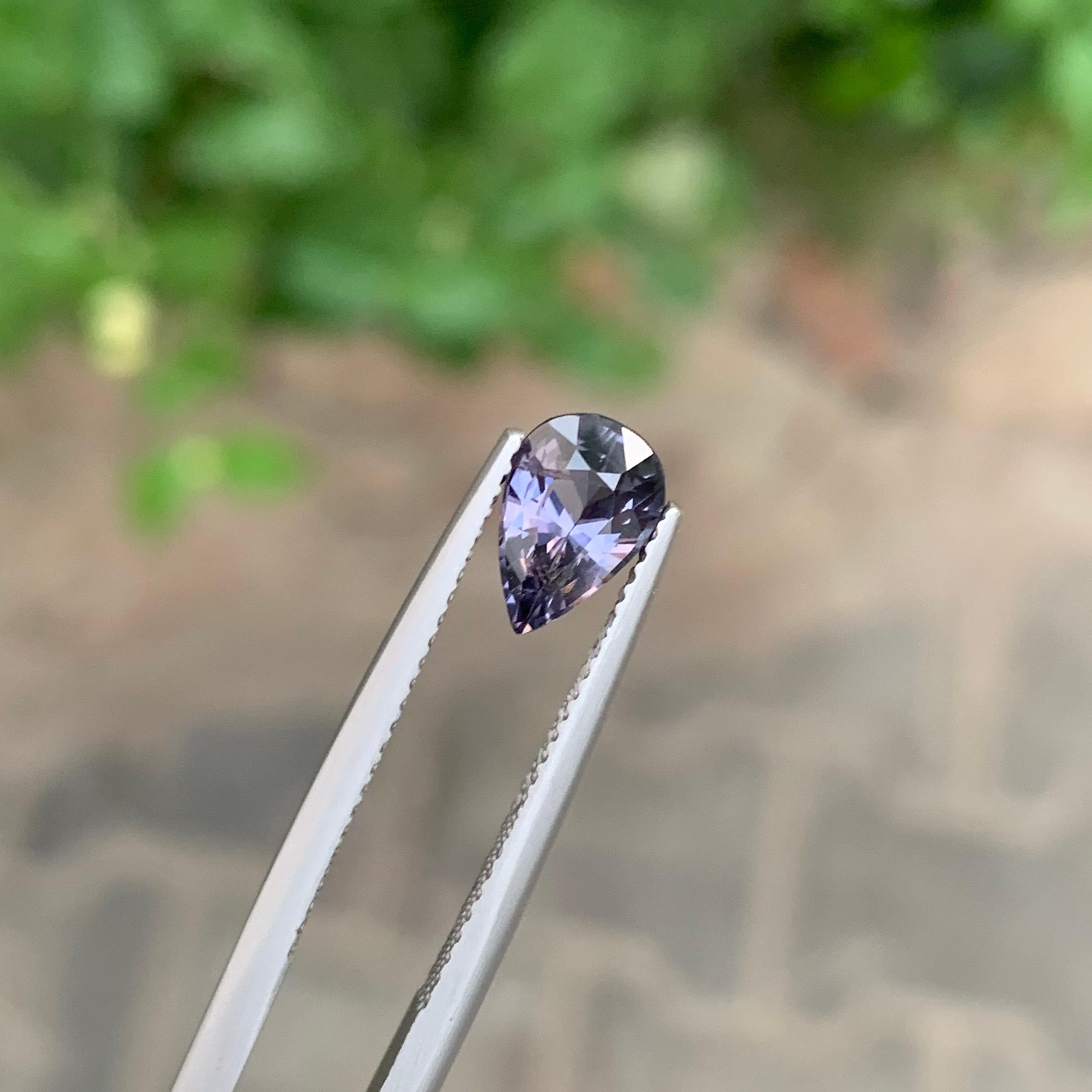 Arts and Crafts 1,35 Carati Nature Spinello viola sciolto a forma di pera Gemma dalla Tanzania in vendita