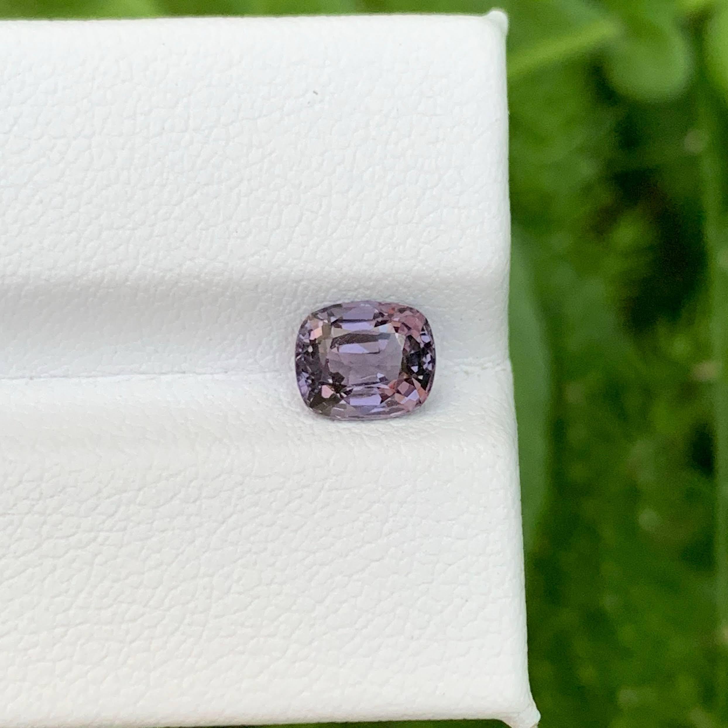 Peso 1,35 carati 
Dimensioni 6,9x5,7x4,1 mm
Trattamento Nessuno 
Origine Birmana 
Chiarezza VVS 
Forma taglio cuscino 





Questo spinello grigio violaceo sfuso da 1,35 carati è una gemma raffinata proveniente dalle leggendarie miniere della