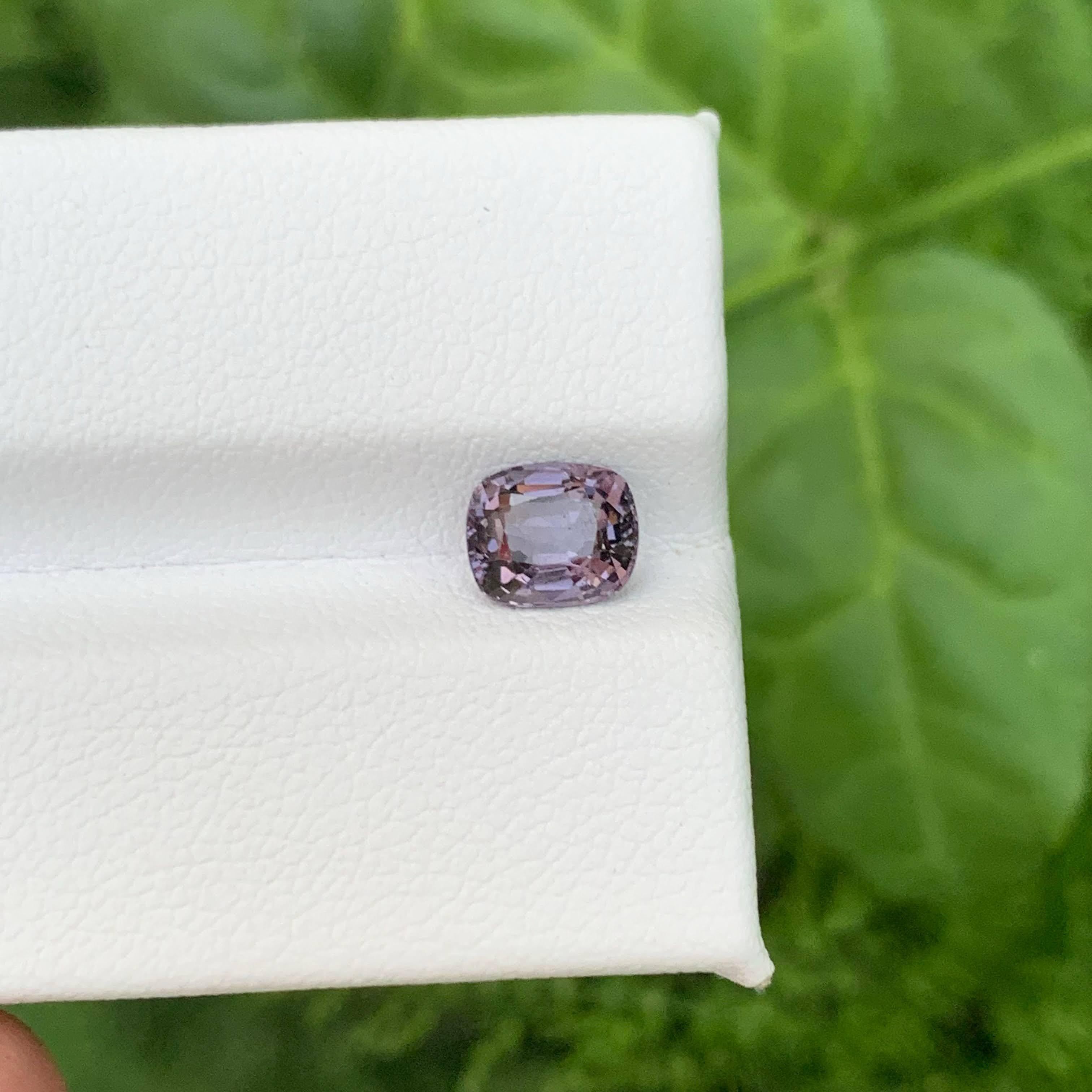Moderno 1,35 Carati di Spinello grigio violaceo naturale sfuso, pietra gemma birmana tagliata a cuscino in vendita