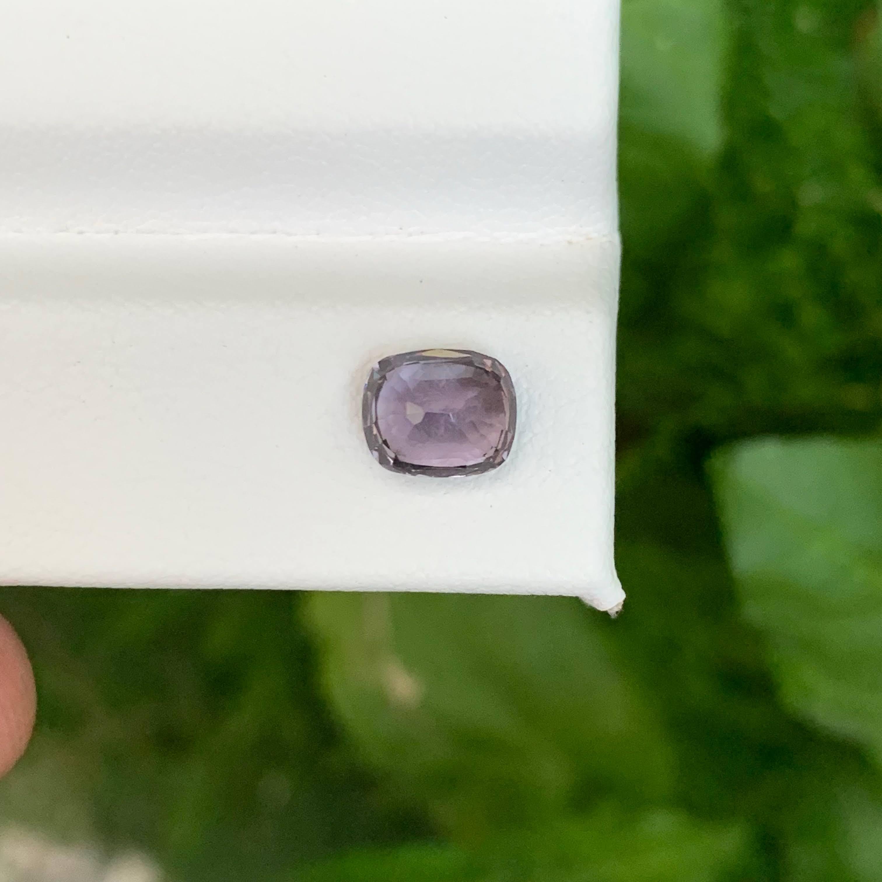 da uomo o donna 1,35 Carati di Spinello grigio violaceo naturale sfuso, pietra gemma birmana tagliata a cuscino in vendita