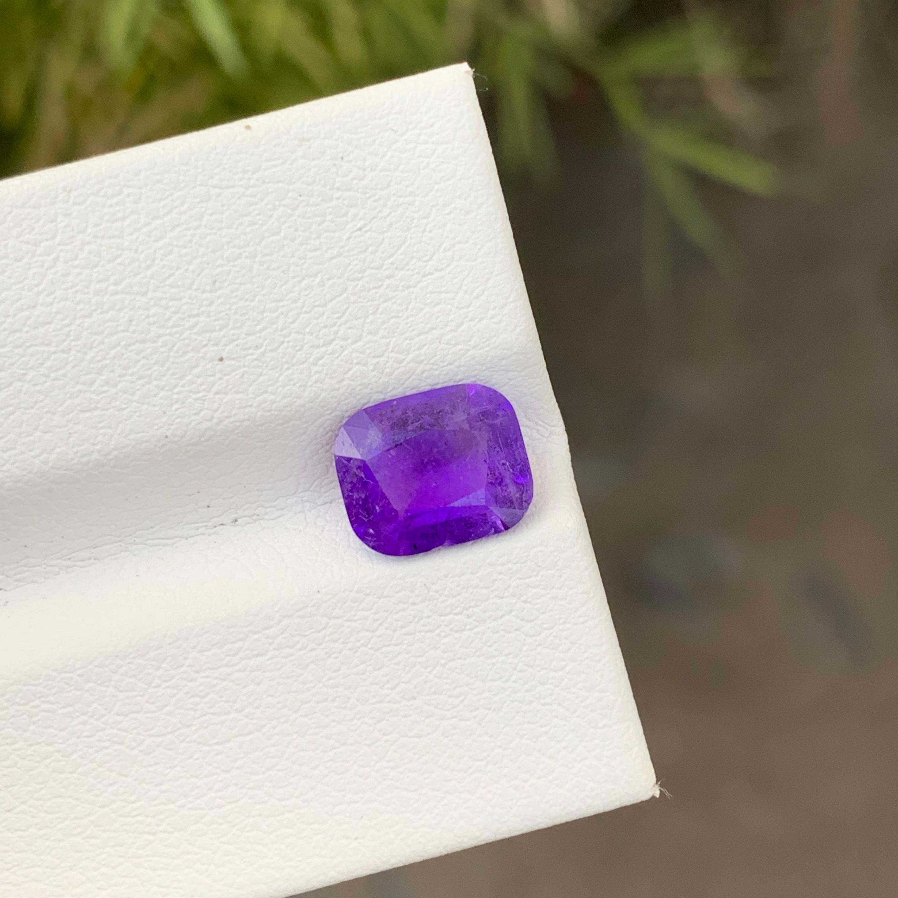 Loser Hackmanit
Gewicht: 1,35 Karat
Abmessung: 8.4 x 6.9 x 4.2 Mm
Farbe: Violett
Die Form: Kissen 
Behandlung: Nicht
Herkunft: Afghanistan

Hackmanit ist eine einzigartige und seltene Varietät des Minerals Sodalith, die für ihre bemerkenswerte