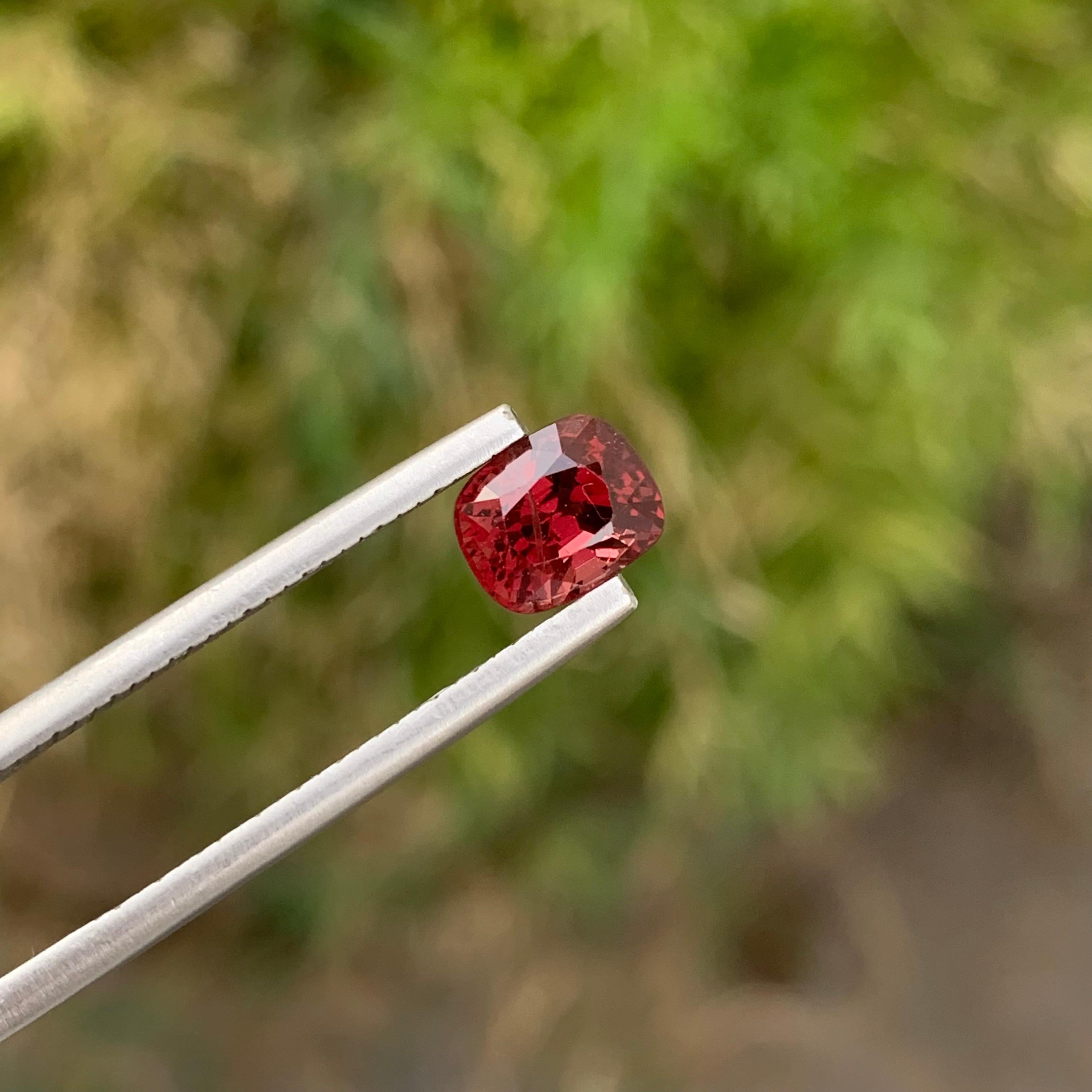 Loser Spinell

Gewicht: 1,35 Karat
Abmessung: 6.7 x 5.4 x 4.8 Mm
Herkunft: Burma Myanmar
Die Form: Kissen
Farbe: Rot
Behandlung: Nicht
Zertifikat; auf Kundenwunsch

Der rote Spinell ist ein fesselnder Edelstein, der für seine atemberaubenden Rottöne